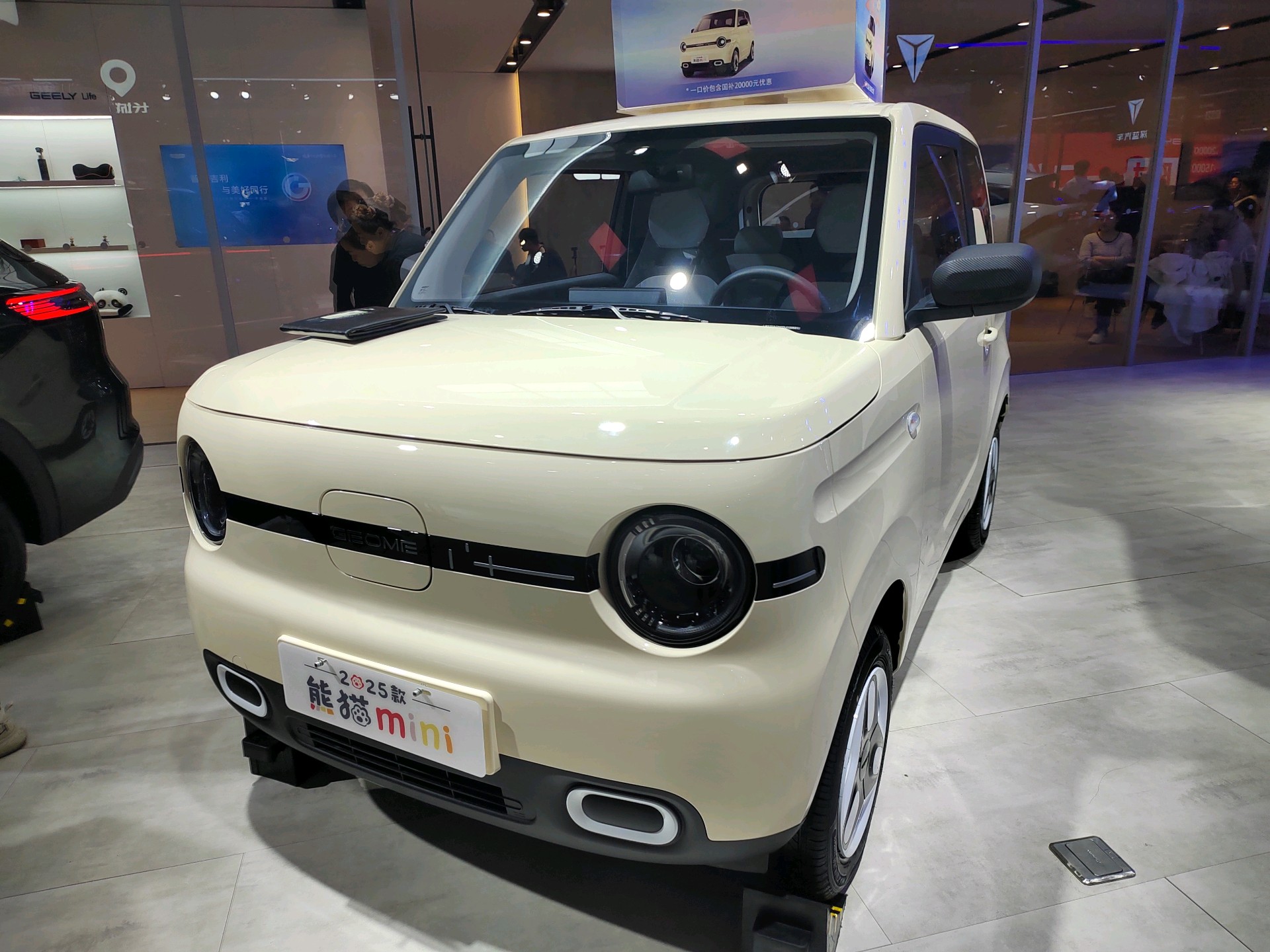 壹点拍客团|可爱！“迷你型”轿车亮相齐鲁车展，年轻时尚又便捷