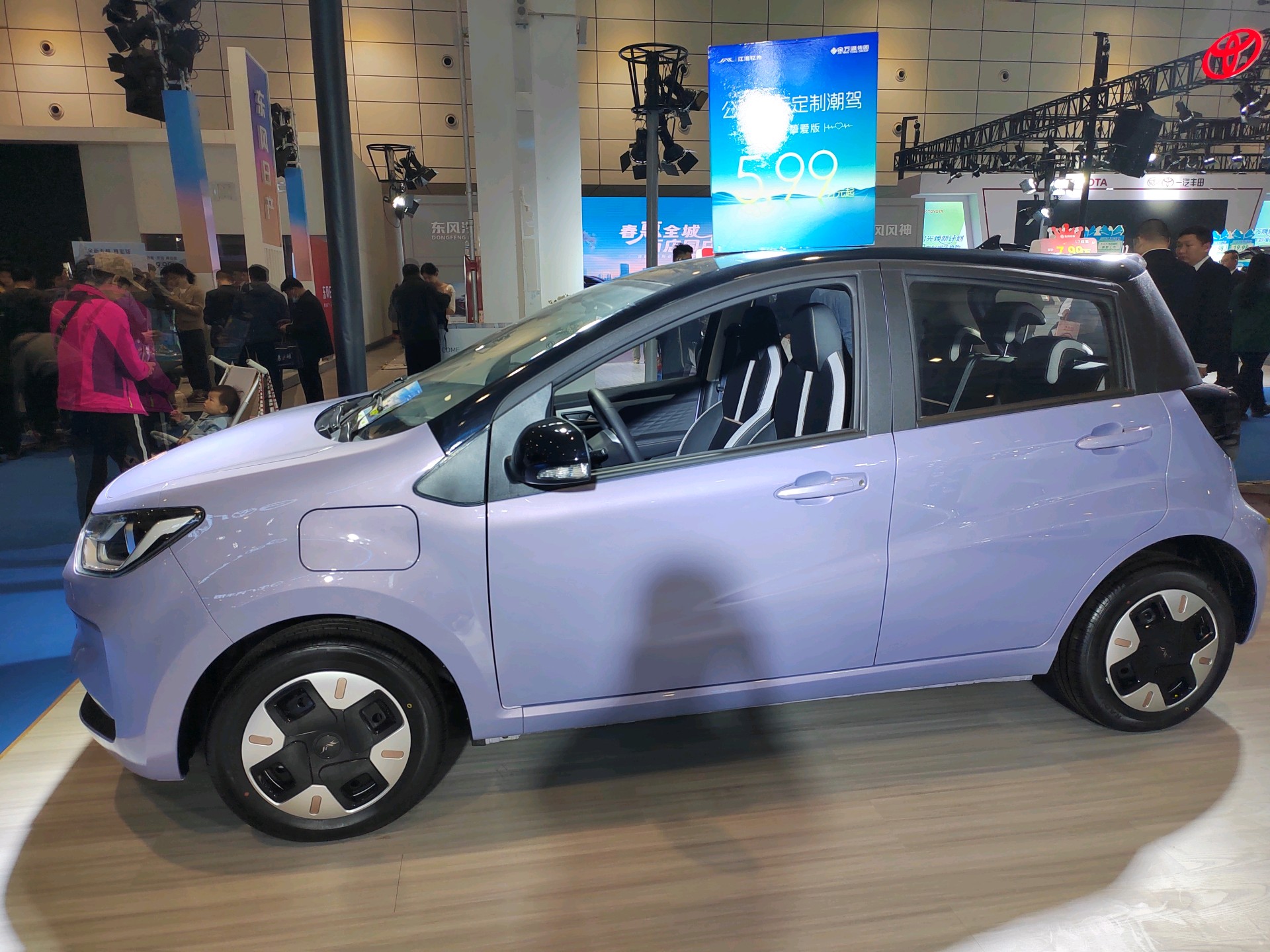 壹点拍客团|可爱！“迷你型”轿车亮相齐鲁车展，年轻时尚又便捷