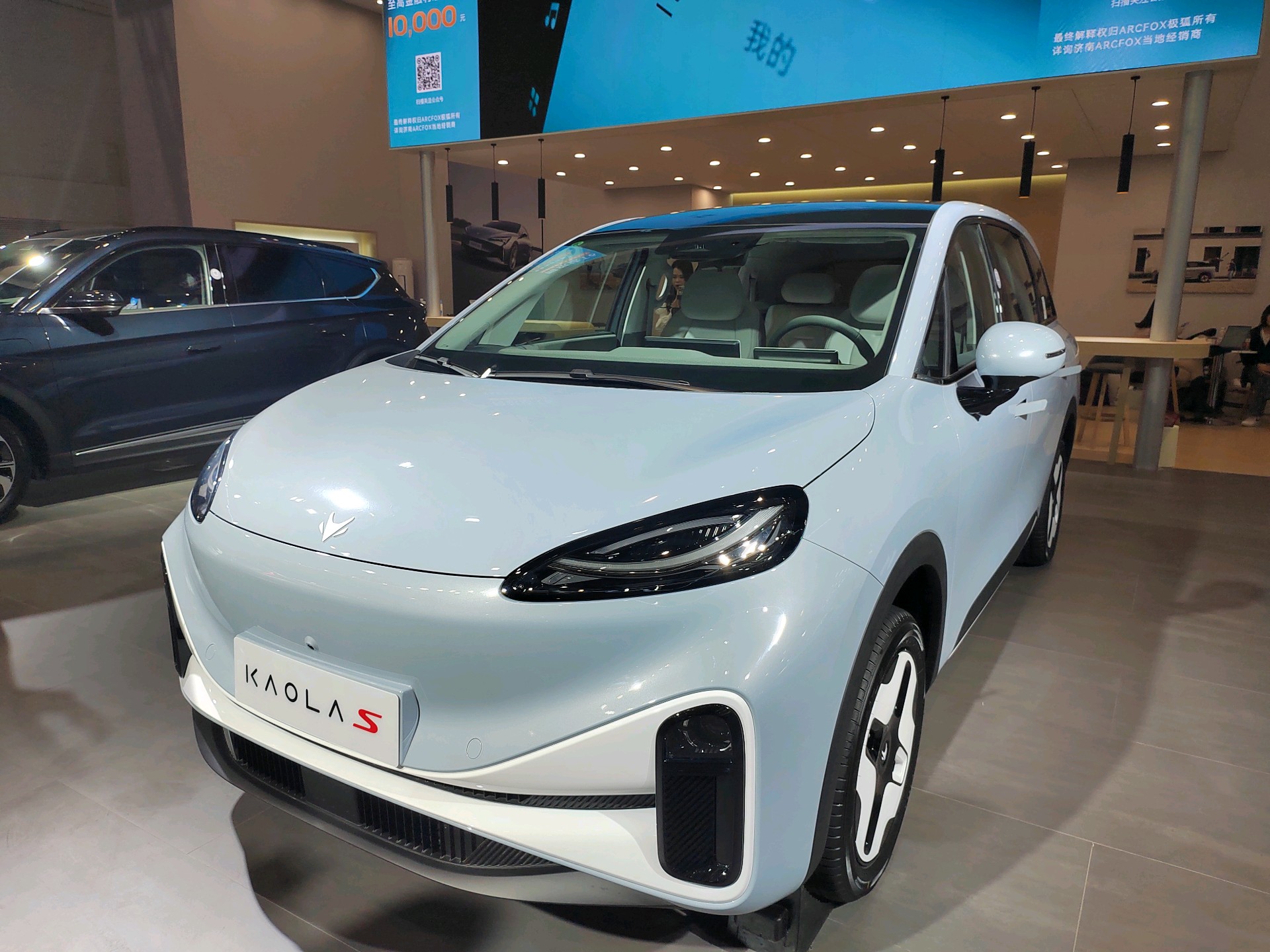 壹点拍客团|可爱！“迷你型”轿车亮相齐鲁车展，年轻时尚又便捷