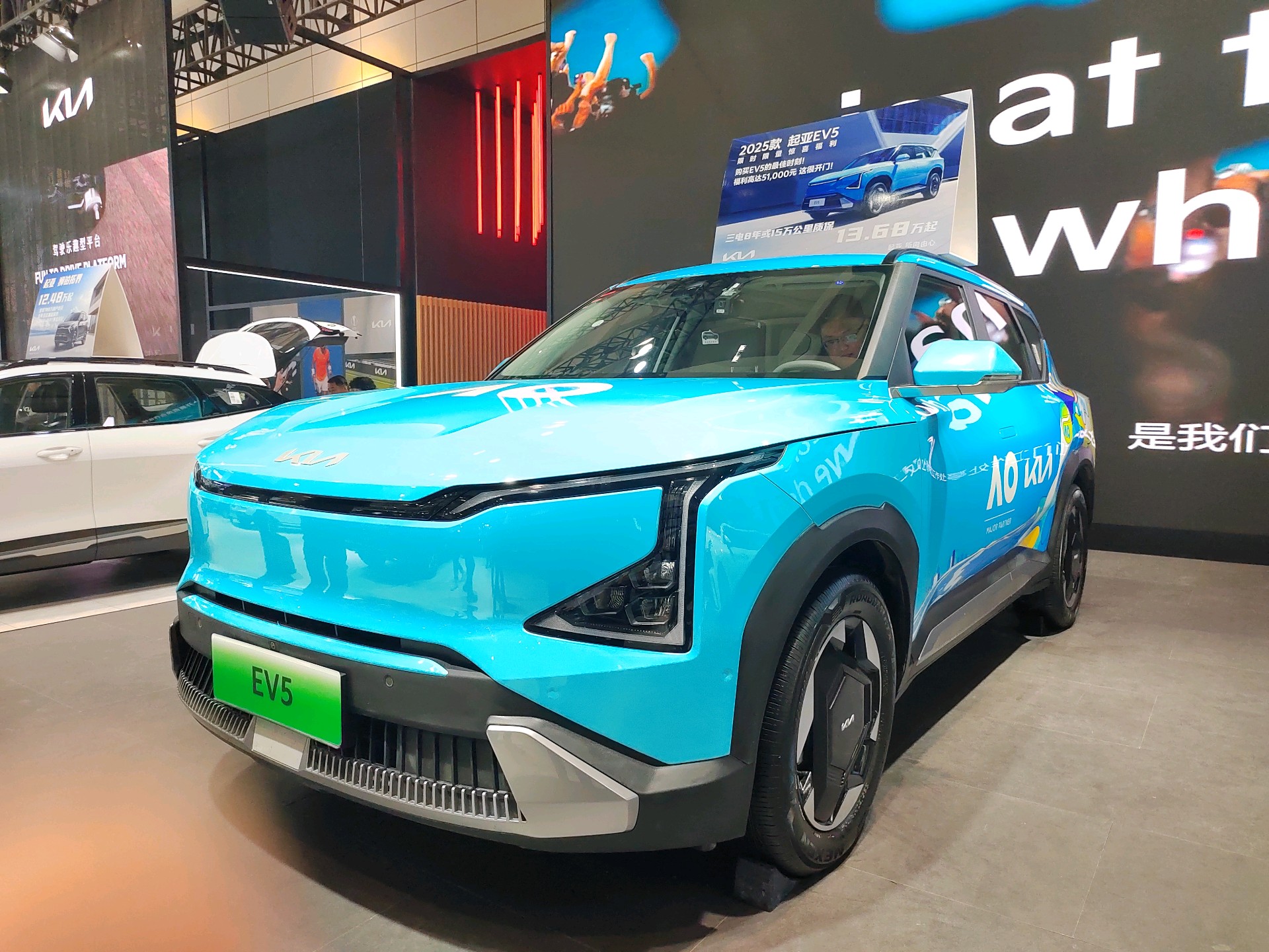 壹点拍客团|可爱！“迷你型”轿车亮相齐鲁车展，年轻时尚又便捷