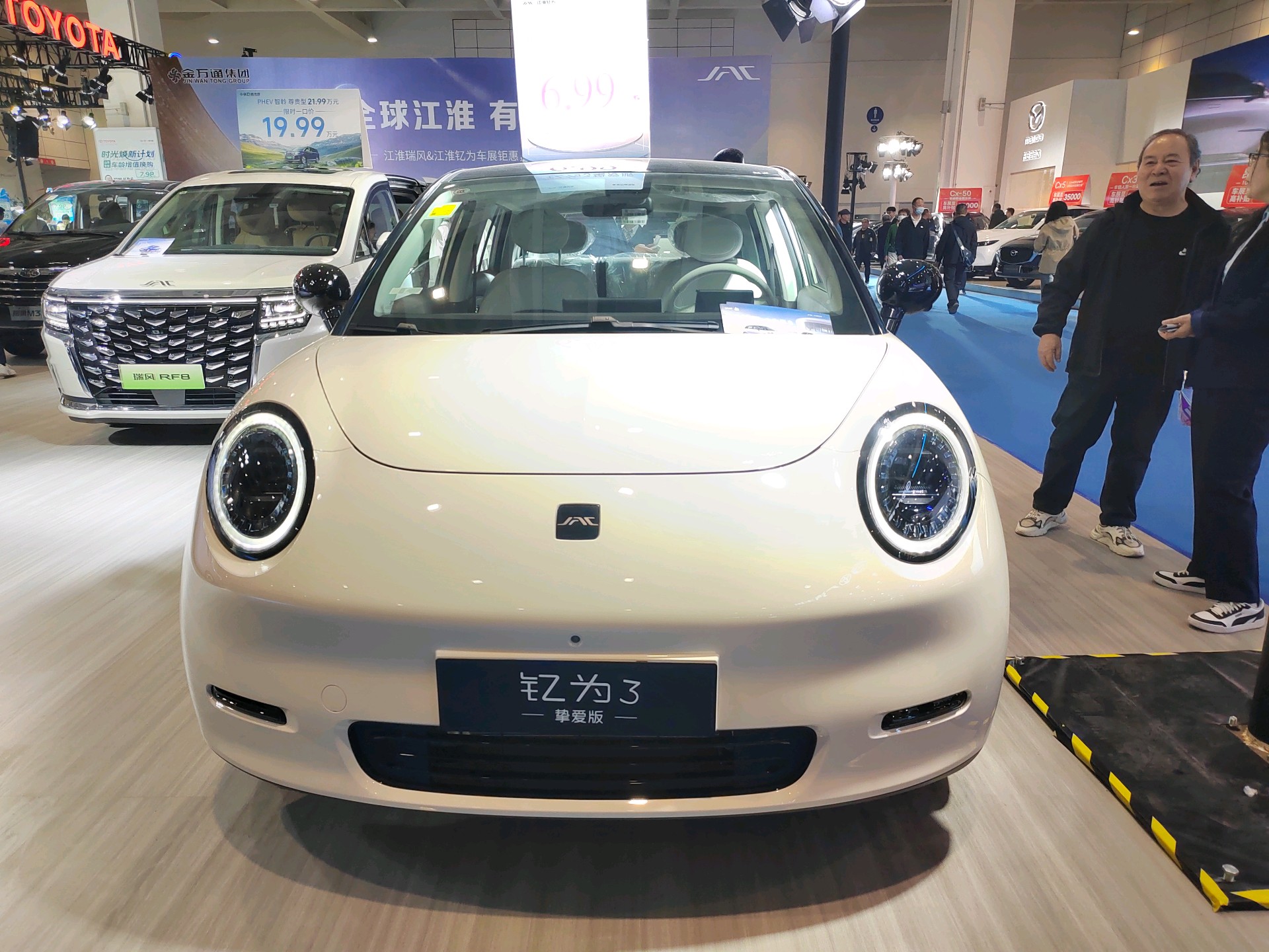 壹点拍客团|可爱！“迷你型”轿车亮相齐鲁车展，年轻时尚又便捷