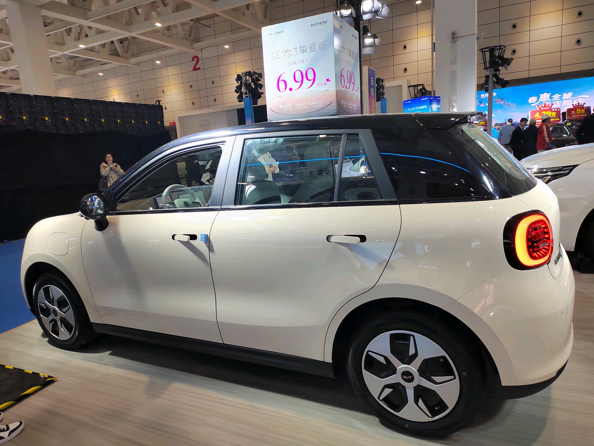 壹点拍客团|可爱！“迷你型”轿车亮相齐鲁车展，年轻时尚又便捷