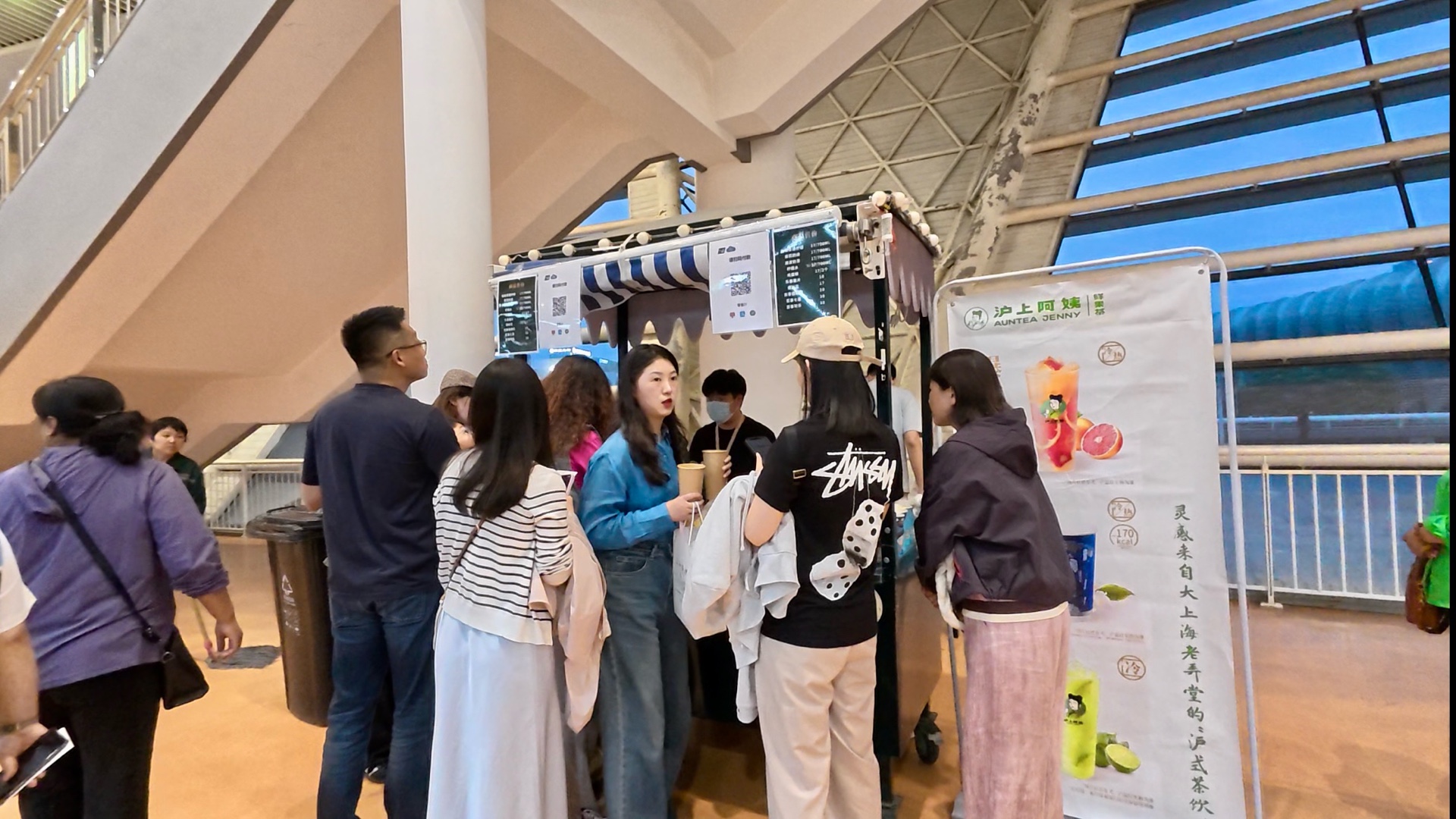 果然视频丨李健唱响济南，场馆便民摊位带来品质实惠消费体验