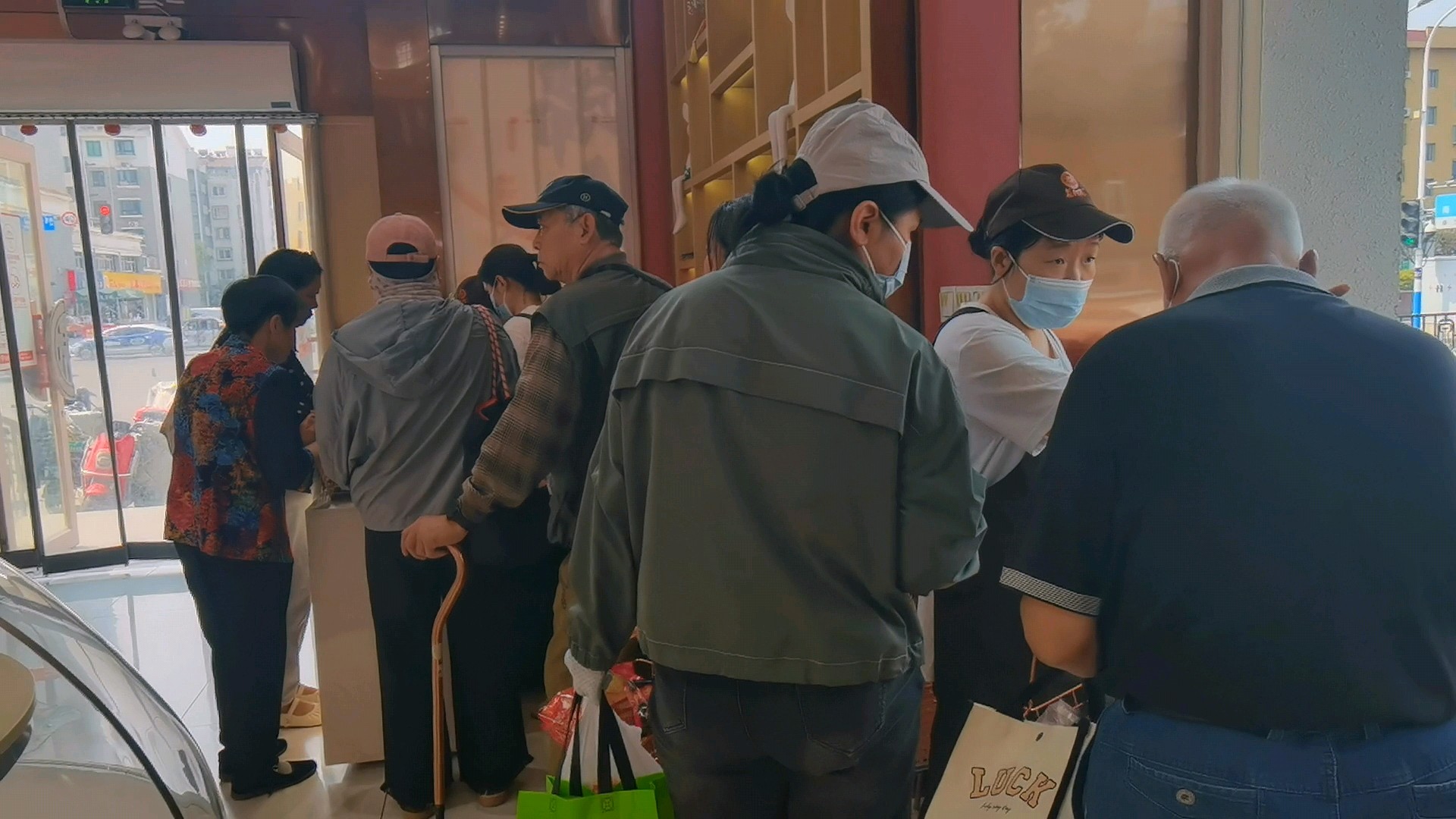 果然视频|粽子迎来节前热销，市民欢声笑语迎端午