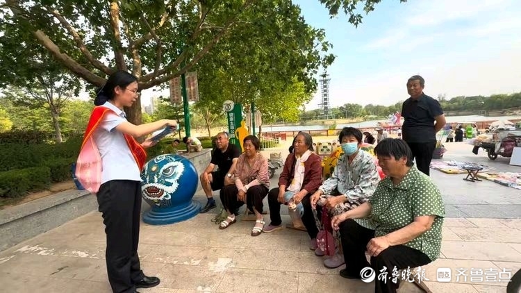 建行菏泽定陶支行于广场开展防诈宣讲，强化百姓金融安全防线
