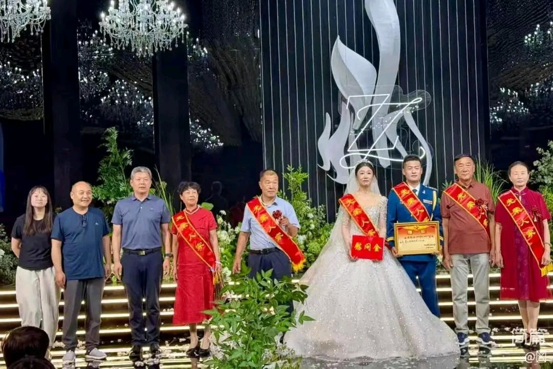 喜上加喜，新郎婚礼现场收到三等功立功喜报