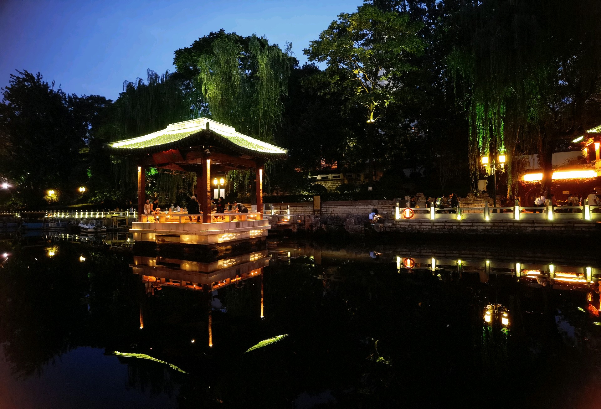 果然视频|夜色迷人、泉水清凉，济南环城公园成纳凉好去处
