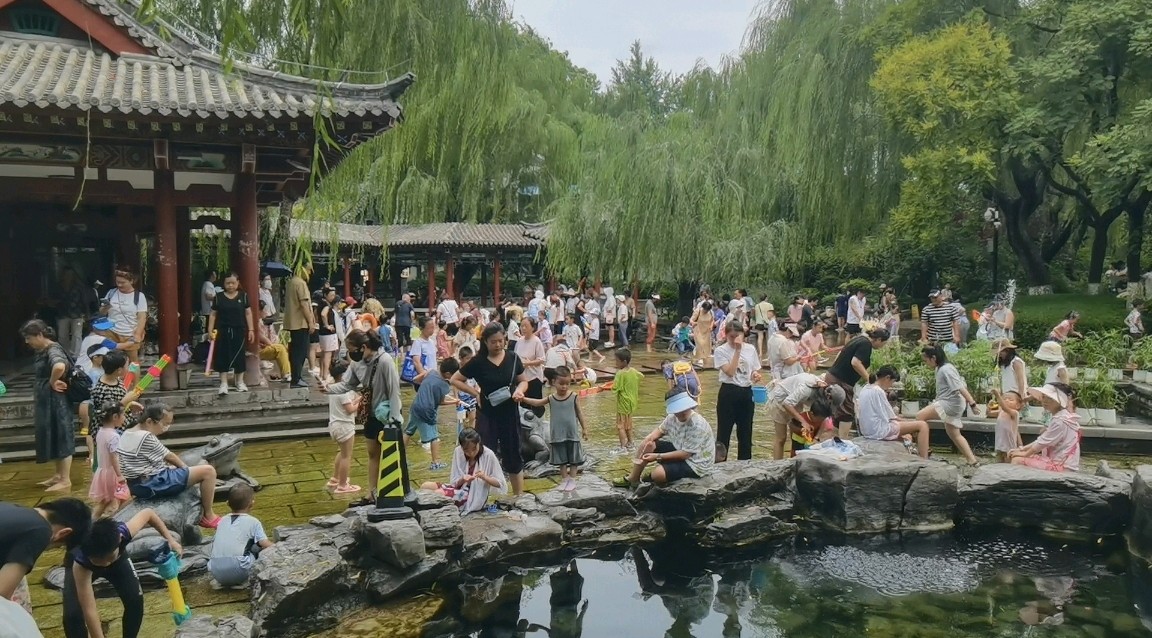 果然视频|五龙潭畔萌娃戏水，乐不思“暑”
