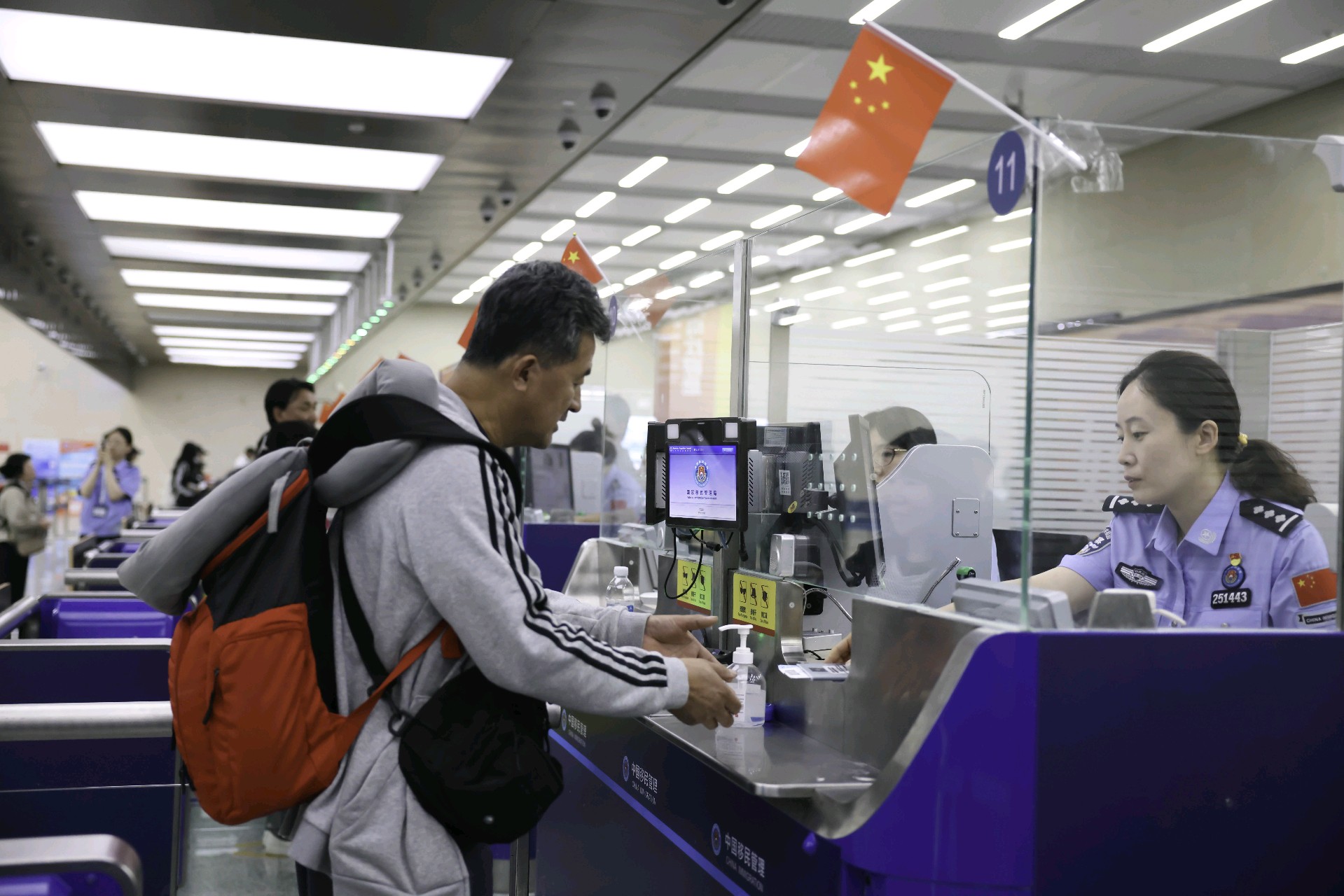山东口岸上半年出入境人员总量逾300万人次
