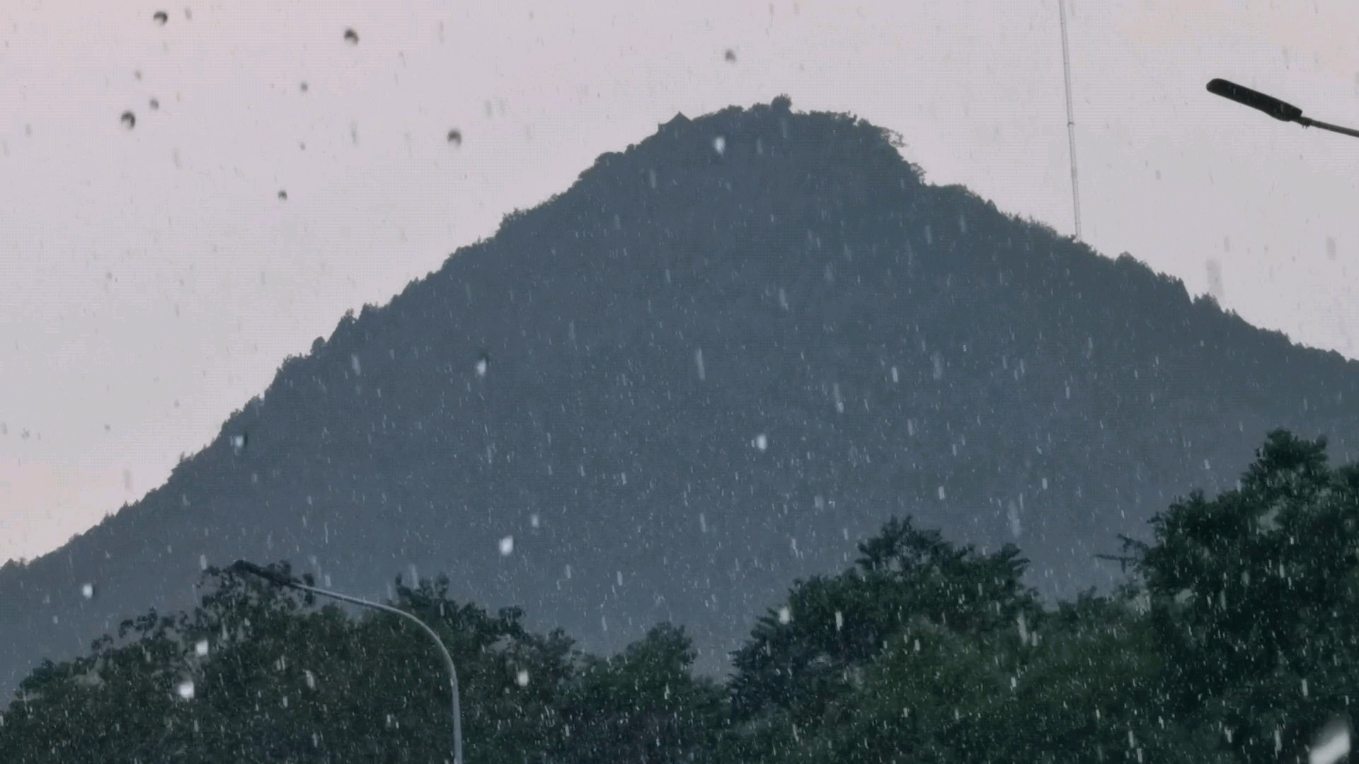 果然视频|佛慧山一带下起急雨，行人猝不及防