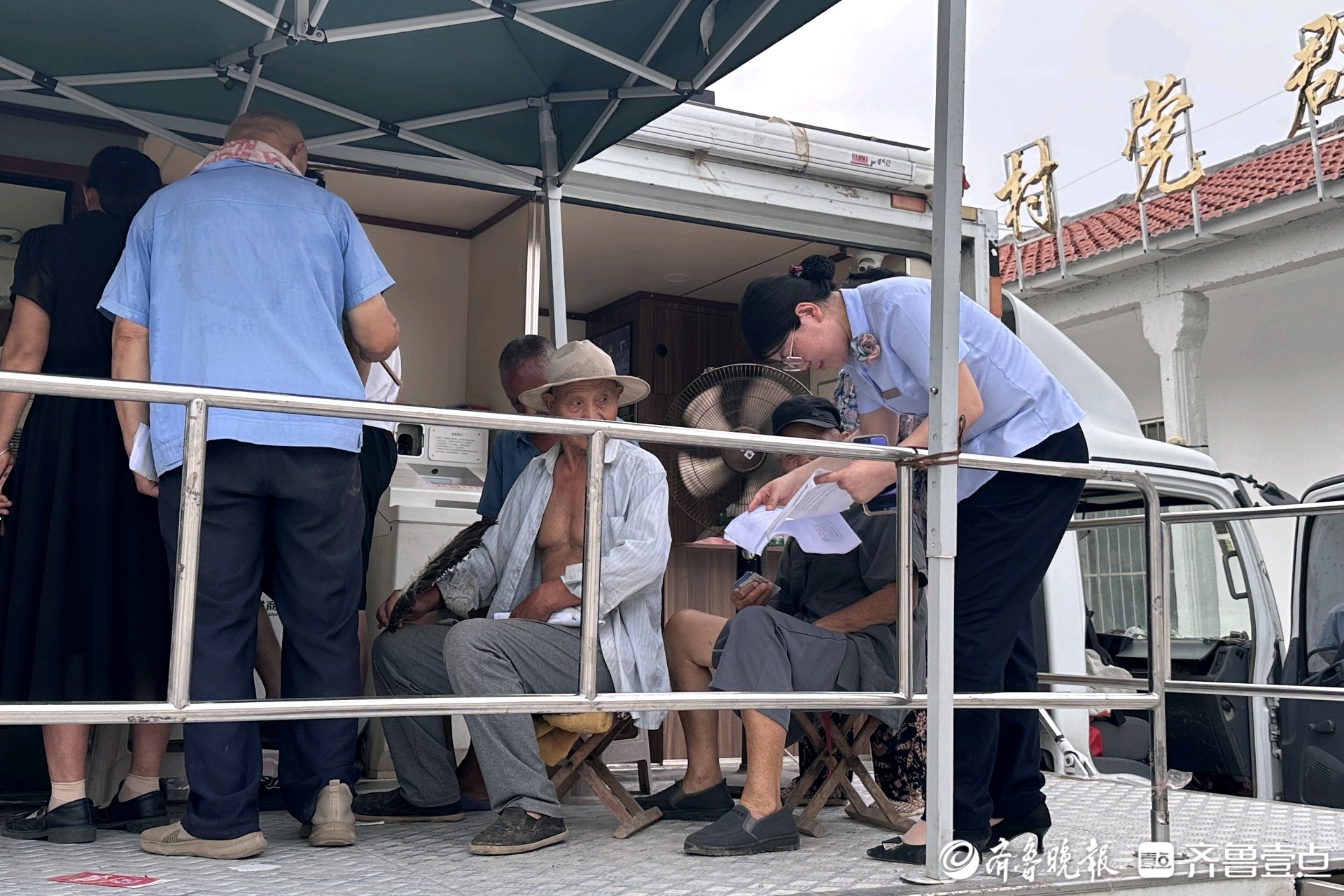 郓城农商银行城区支行流动银行车下乡服务：践行“金融为民”初心