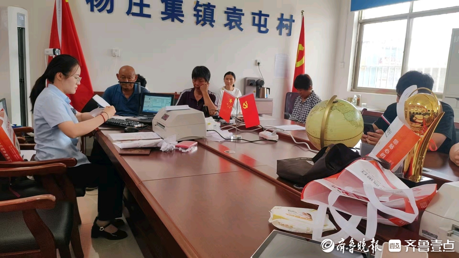 郓城农商银行杨庄集支行移动金融下乡，高效助力社保卡办理激活