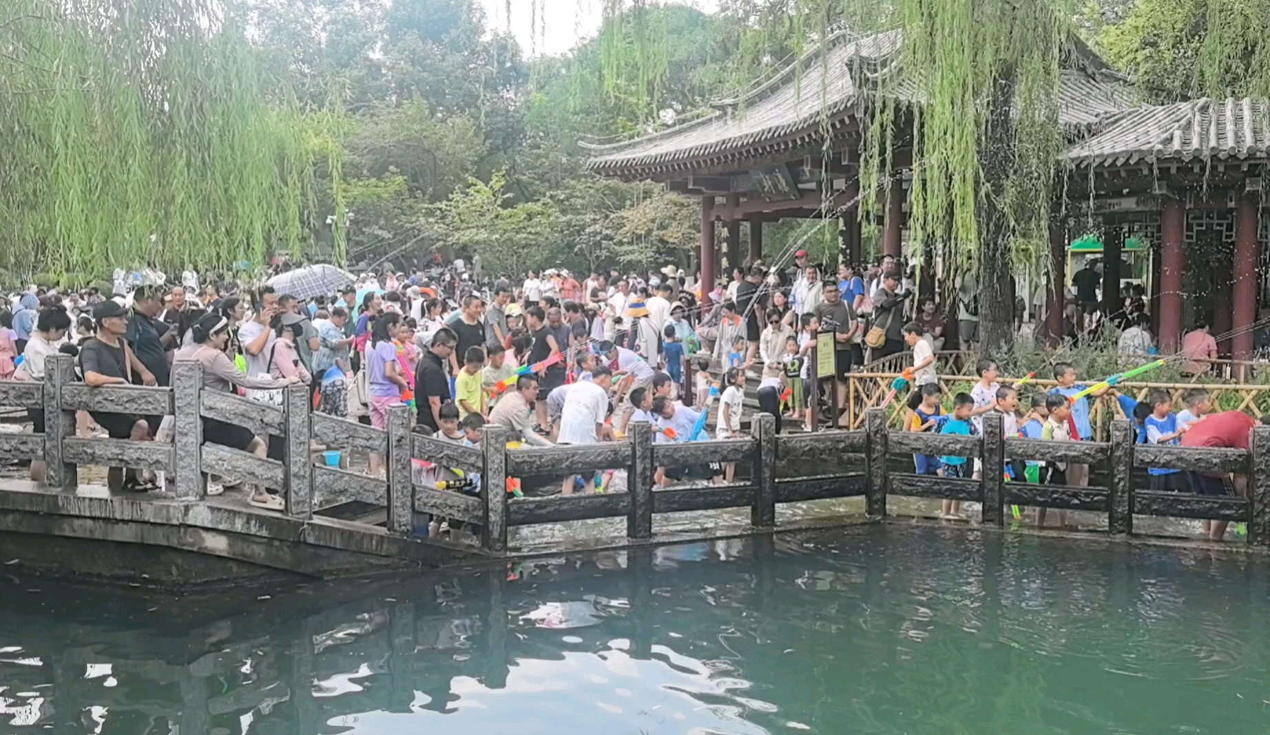 欢快的孩子们打水仗，玩疯了
