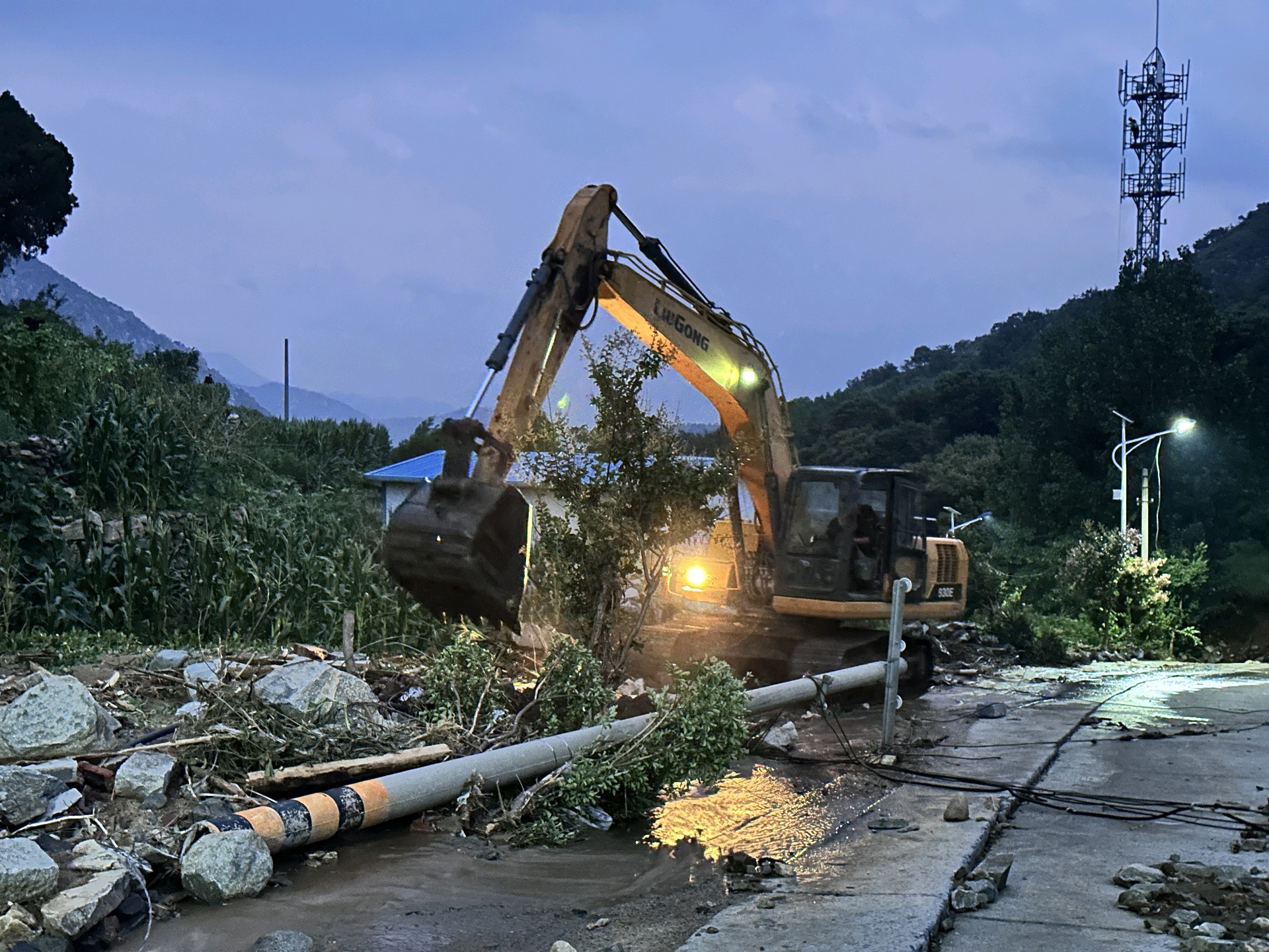 果然视频|直击莱芜暴雨救援一线：直升机吊来第一辆大型机械