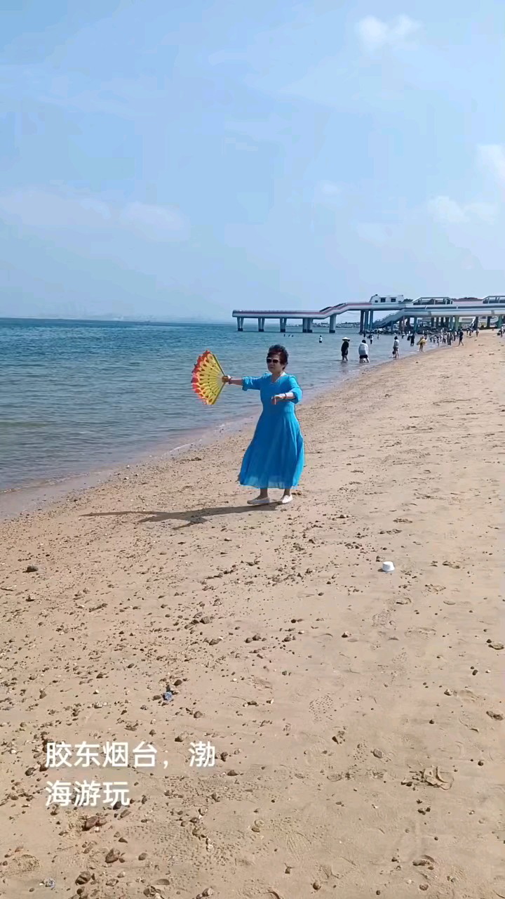 夏日海边，自娱自乐。