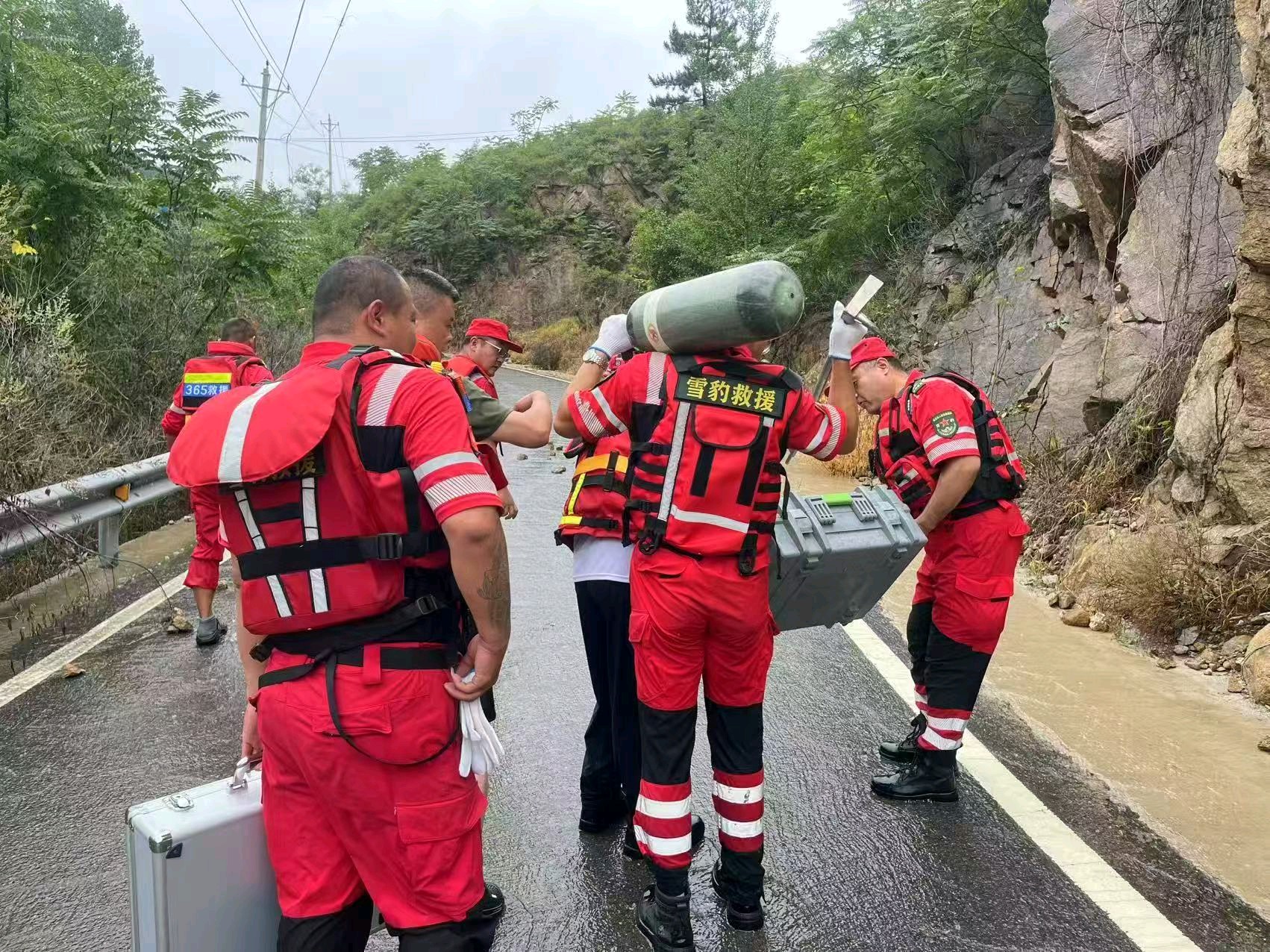 果然视频|闻汛而动，莱芜公益救援队赴强降雨受灾区救援