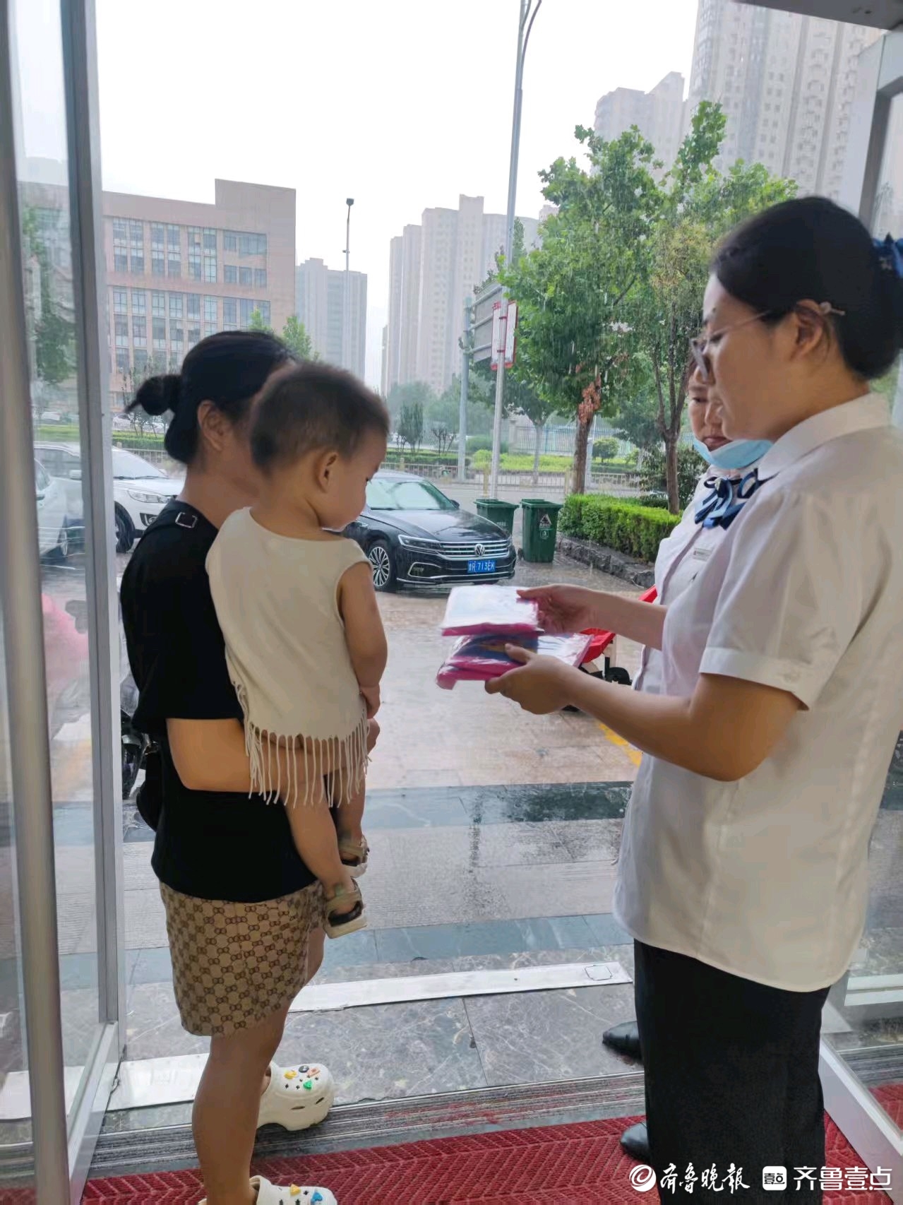 东明农商银行南城支行：暴雨中为客户送上暖心关怀