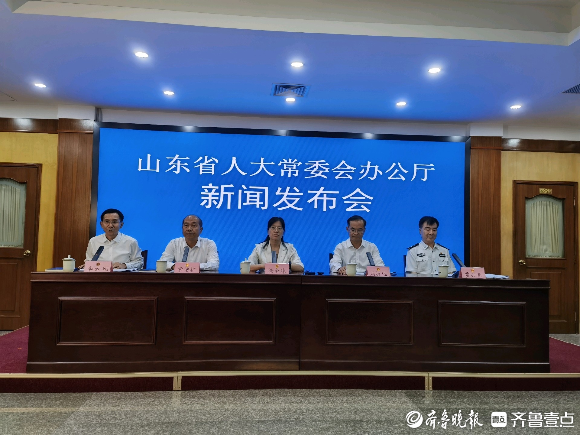 新修改的山东实施道路交通安全法办法施行，省公安厅：将细化右转停车让行规定

