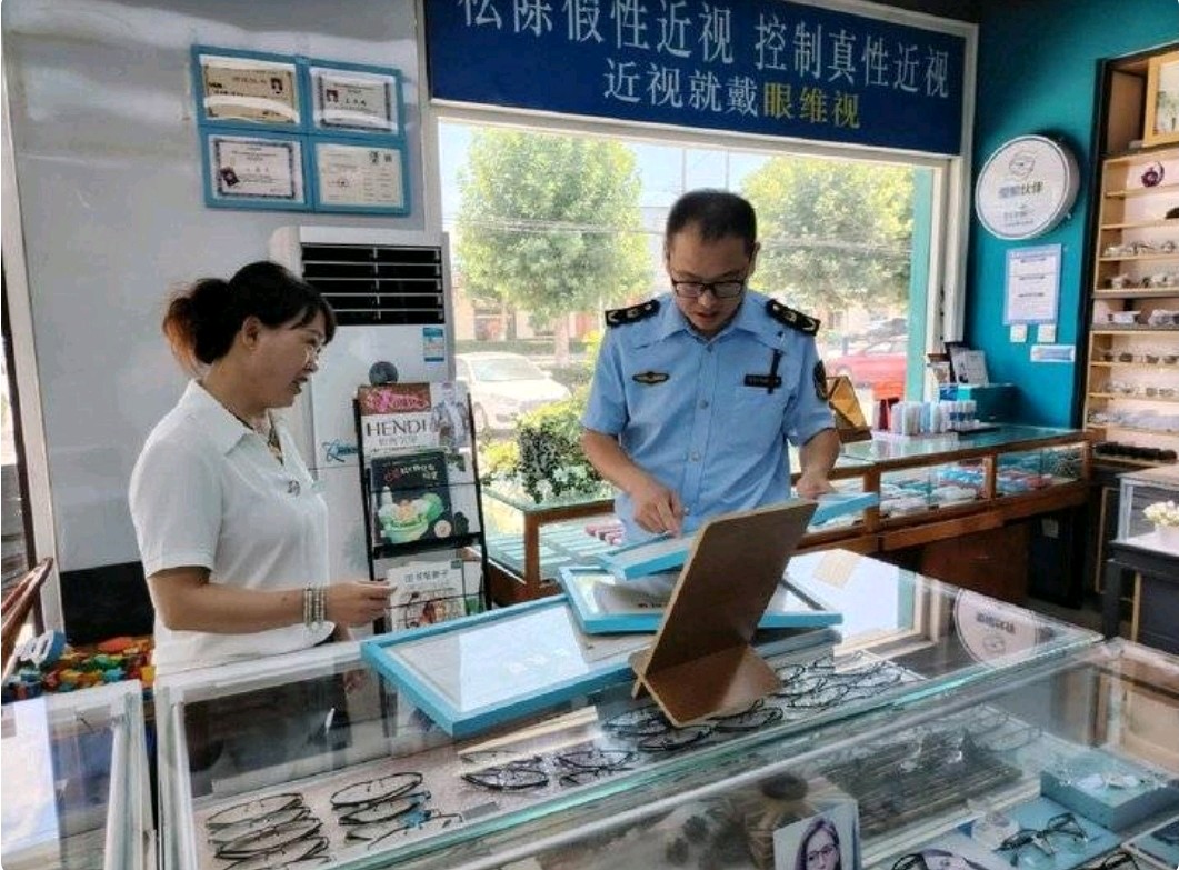 平阴县市场监督管理局开展隐形眼镜专项检查