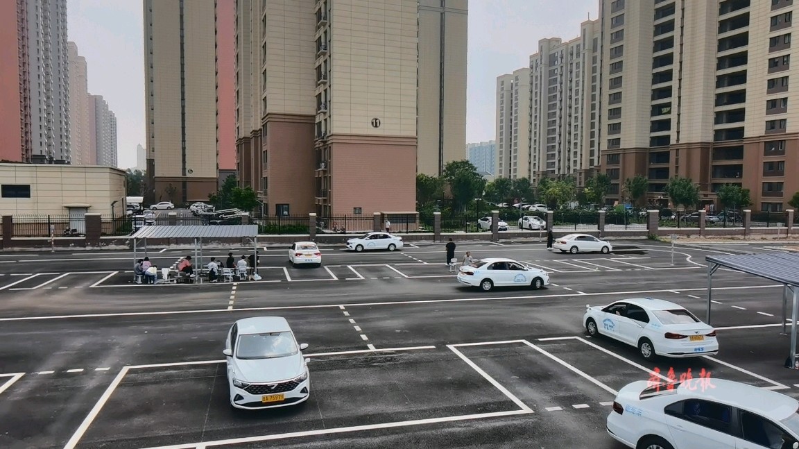 果然视频|暑期驾驶员培训火爆 记者探访新建驾校