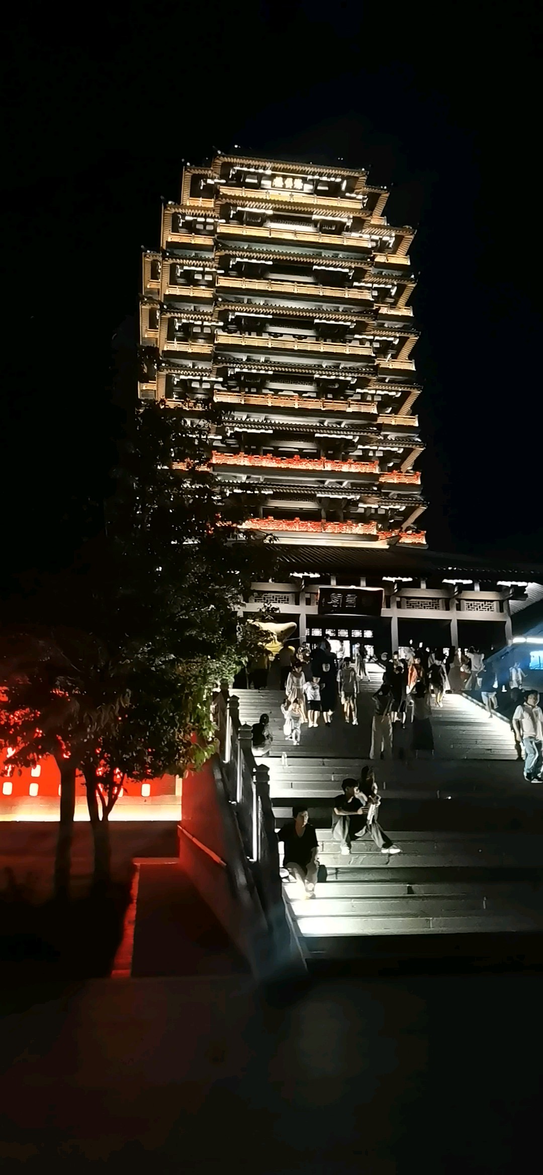 夜幕下的淄博齐盛湖公园海岱楼，海岱好市游客络绎不绝人声鼎沸