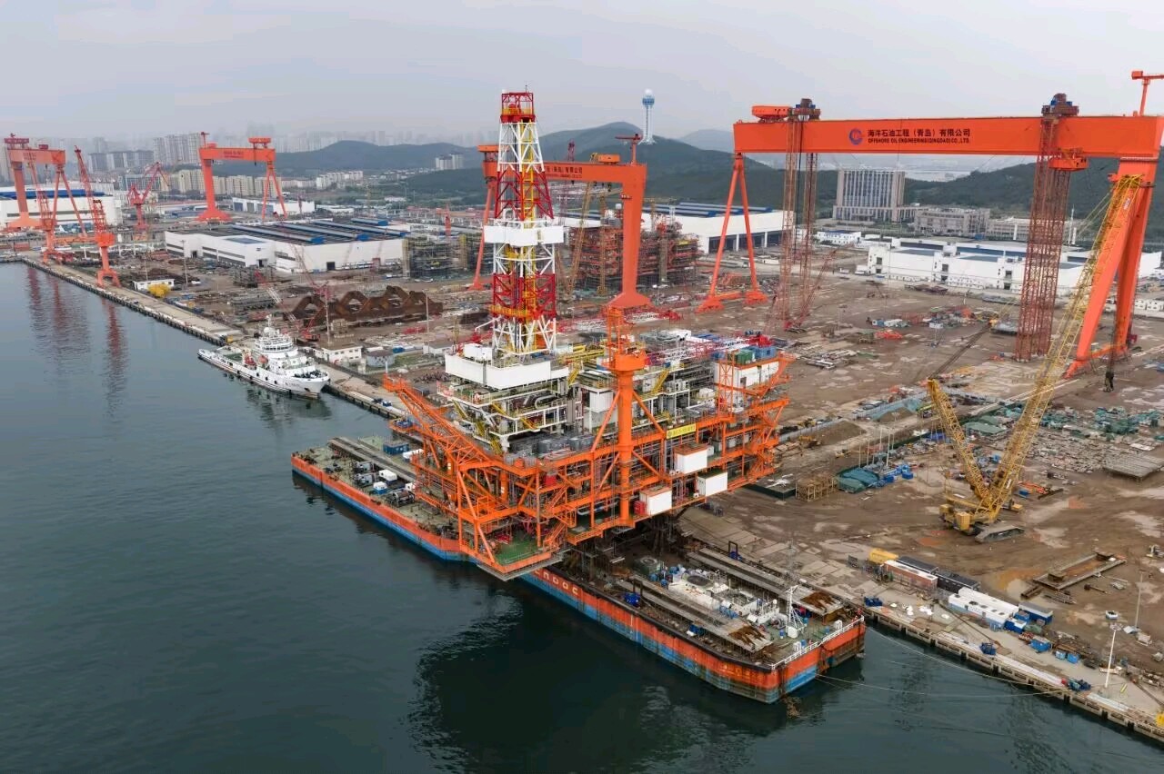 果然视频丨南海东部油田最大规模注水开发平台组块在青岛起运