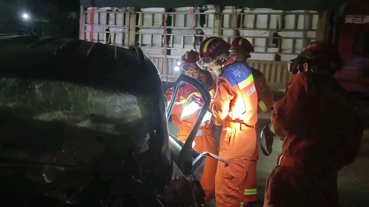 果然视频|面包车与货车发生事故，消防员破拆救出被困者