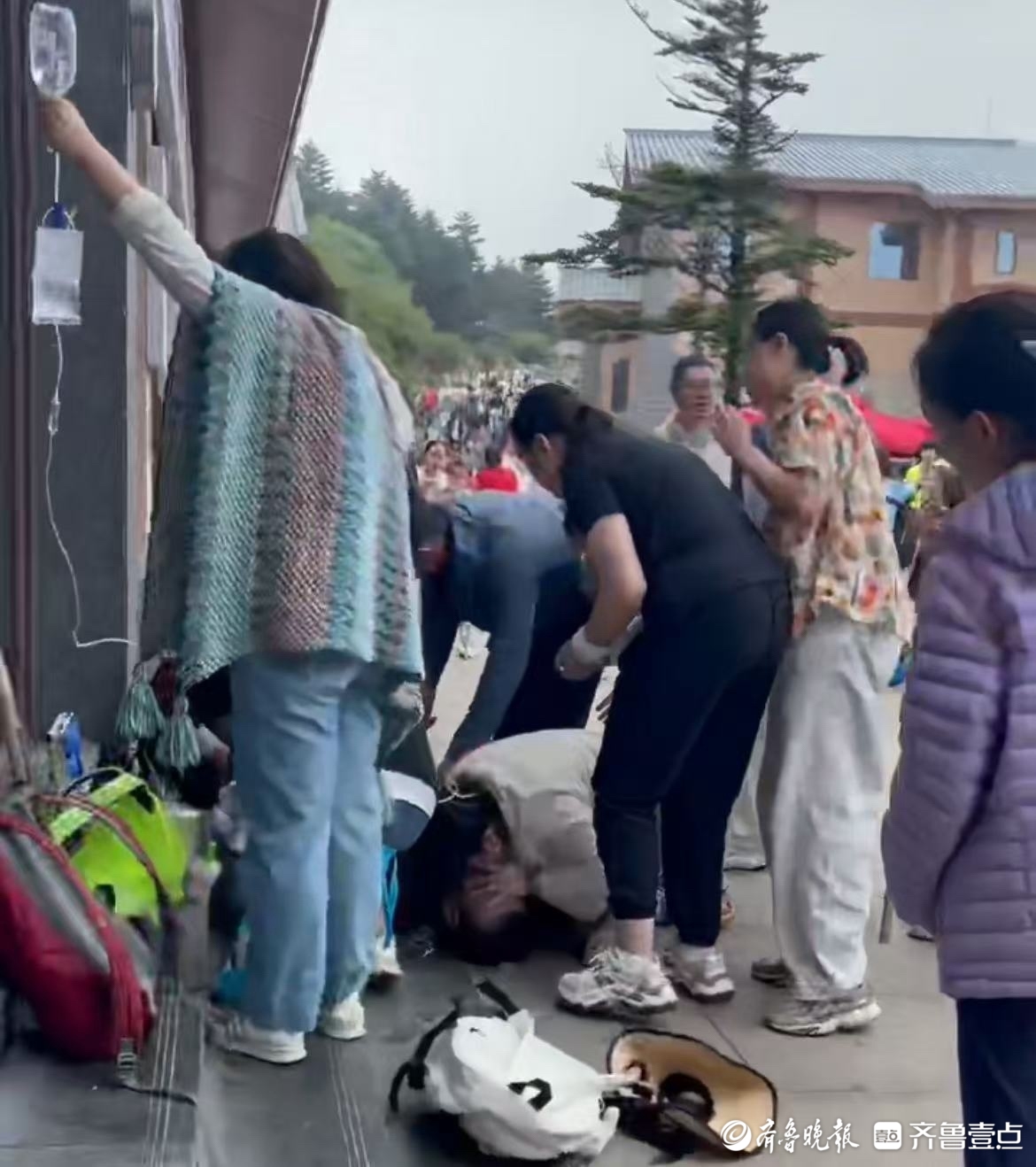 好样的！四川一景区游客心脏骤停，章丘护士跪地心肺复苏救回