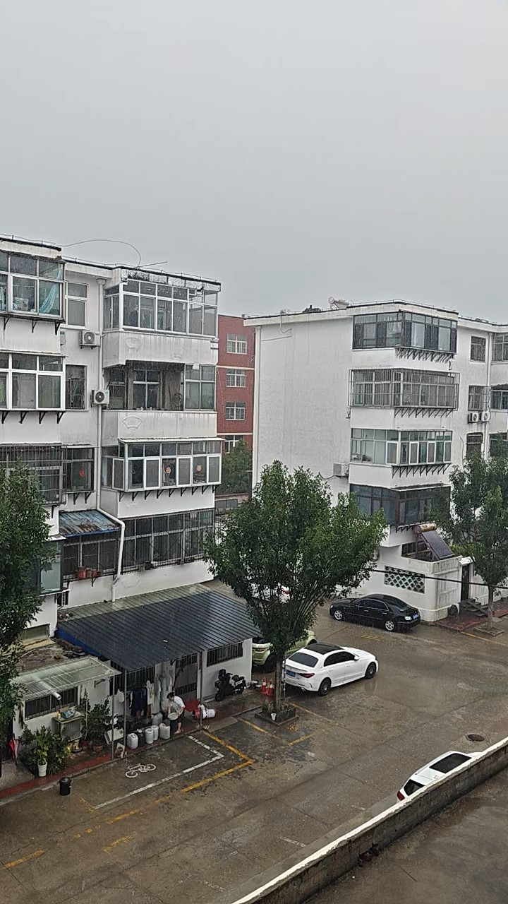 闷了好几天，8月30日泰山脚下终于来了一场雨