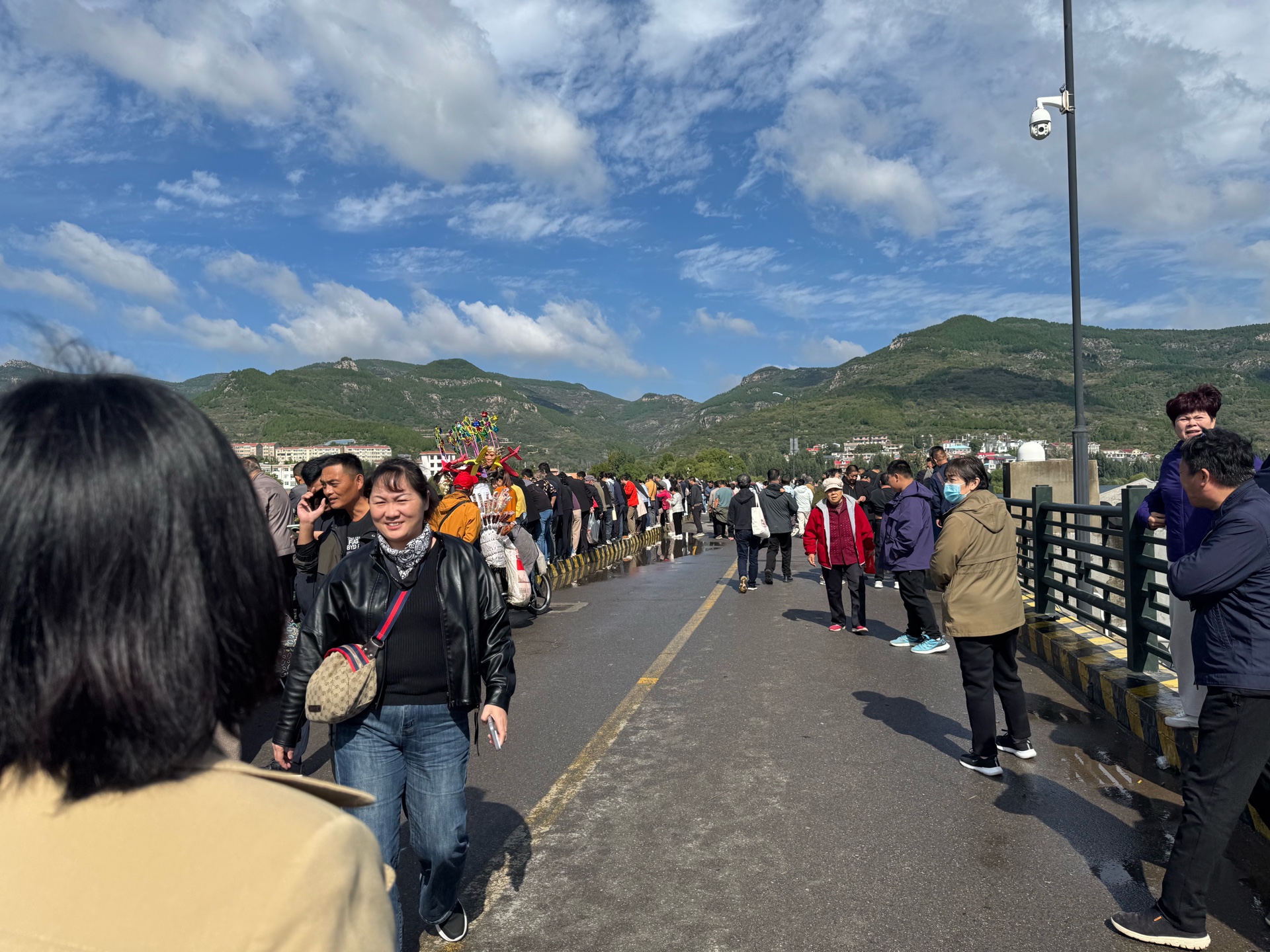 果然视频｜济南锦绣川水库开闸放水，吸引不少游客前来观赏