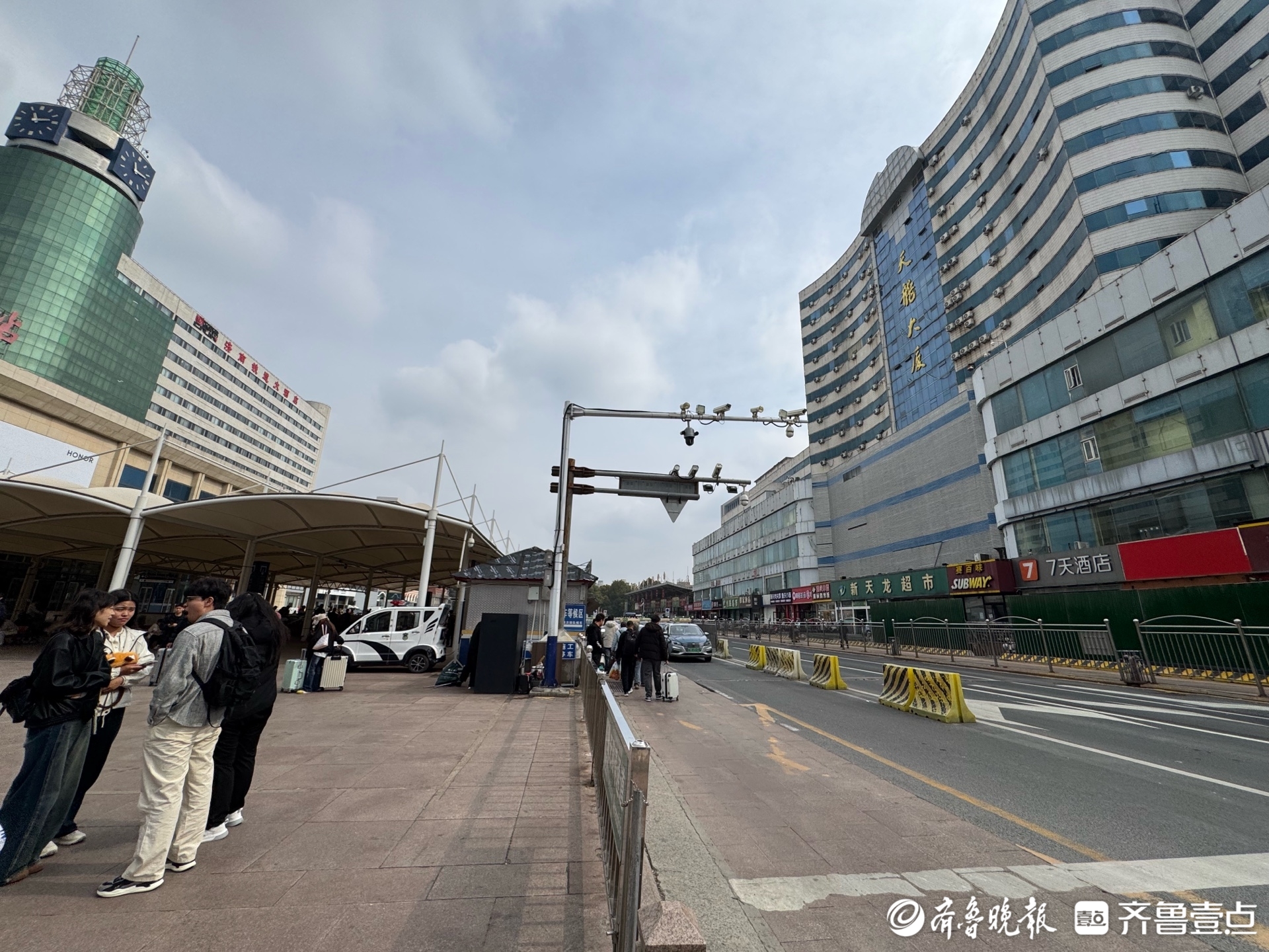 济南火车站南广场改造最新动态：天龙大厦已被围挡