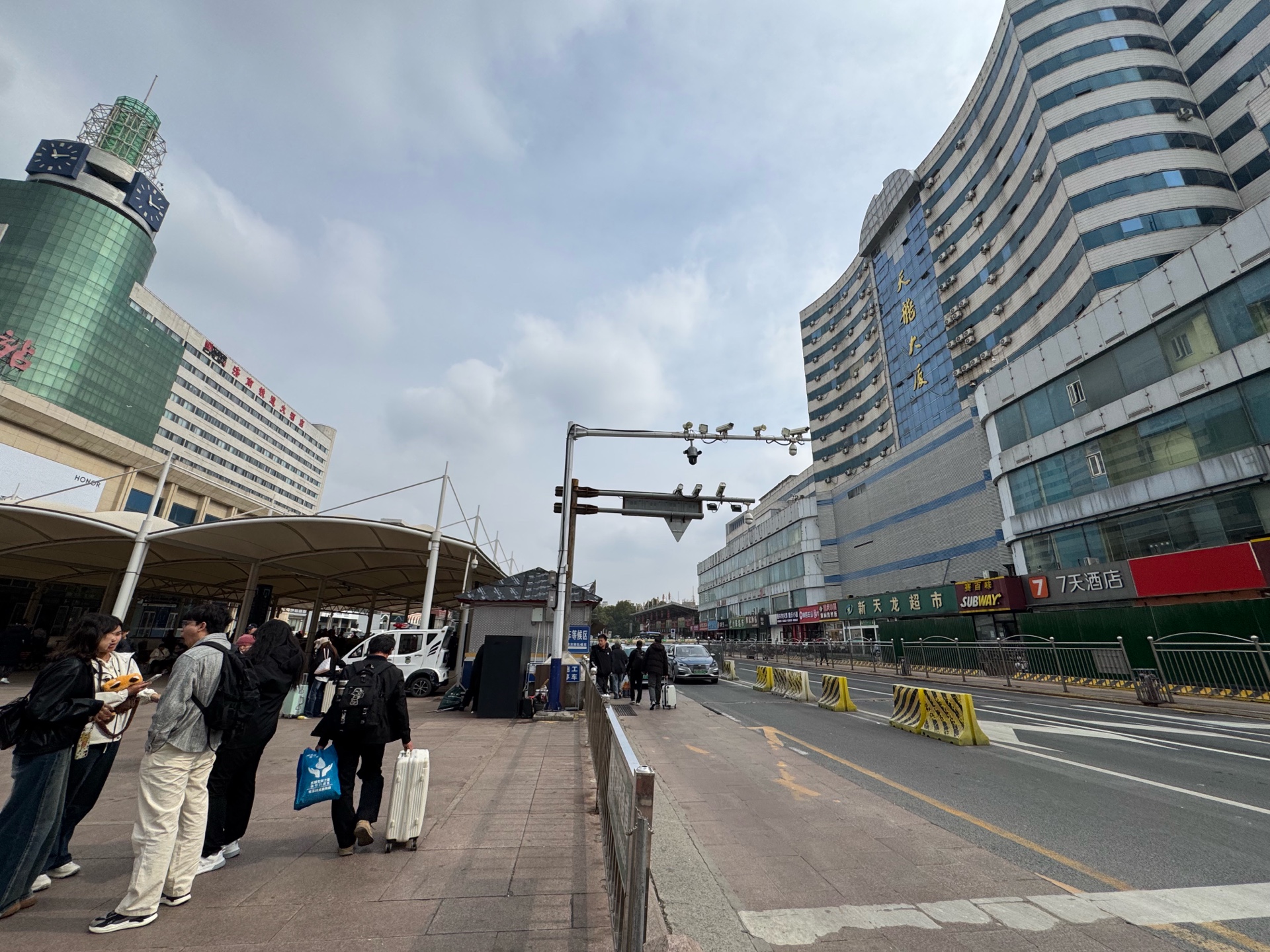 果然视频｜天龙大厦周边已设围挡，济南站南广场改造启动征收
