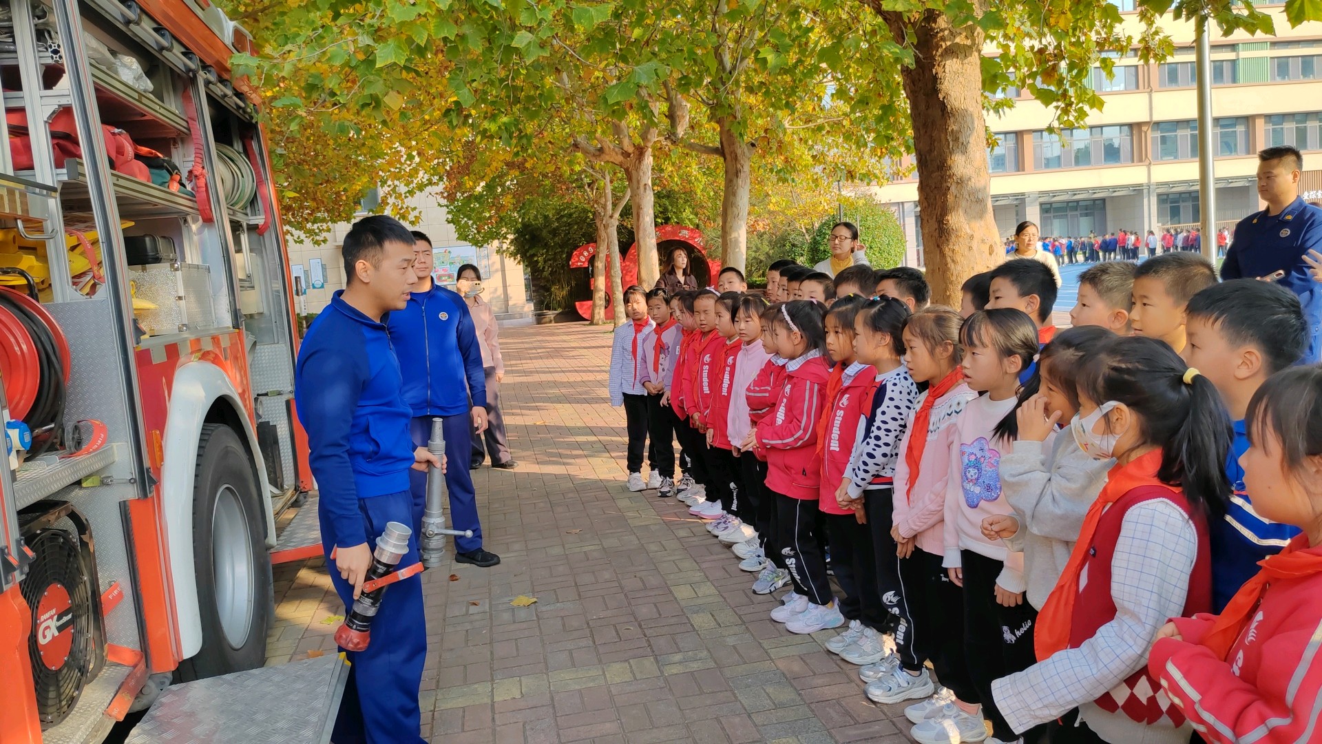 果然视频|防患于未“燃”，历下区燕山小学开展“消防大演练”