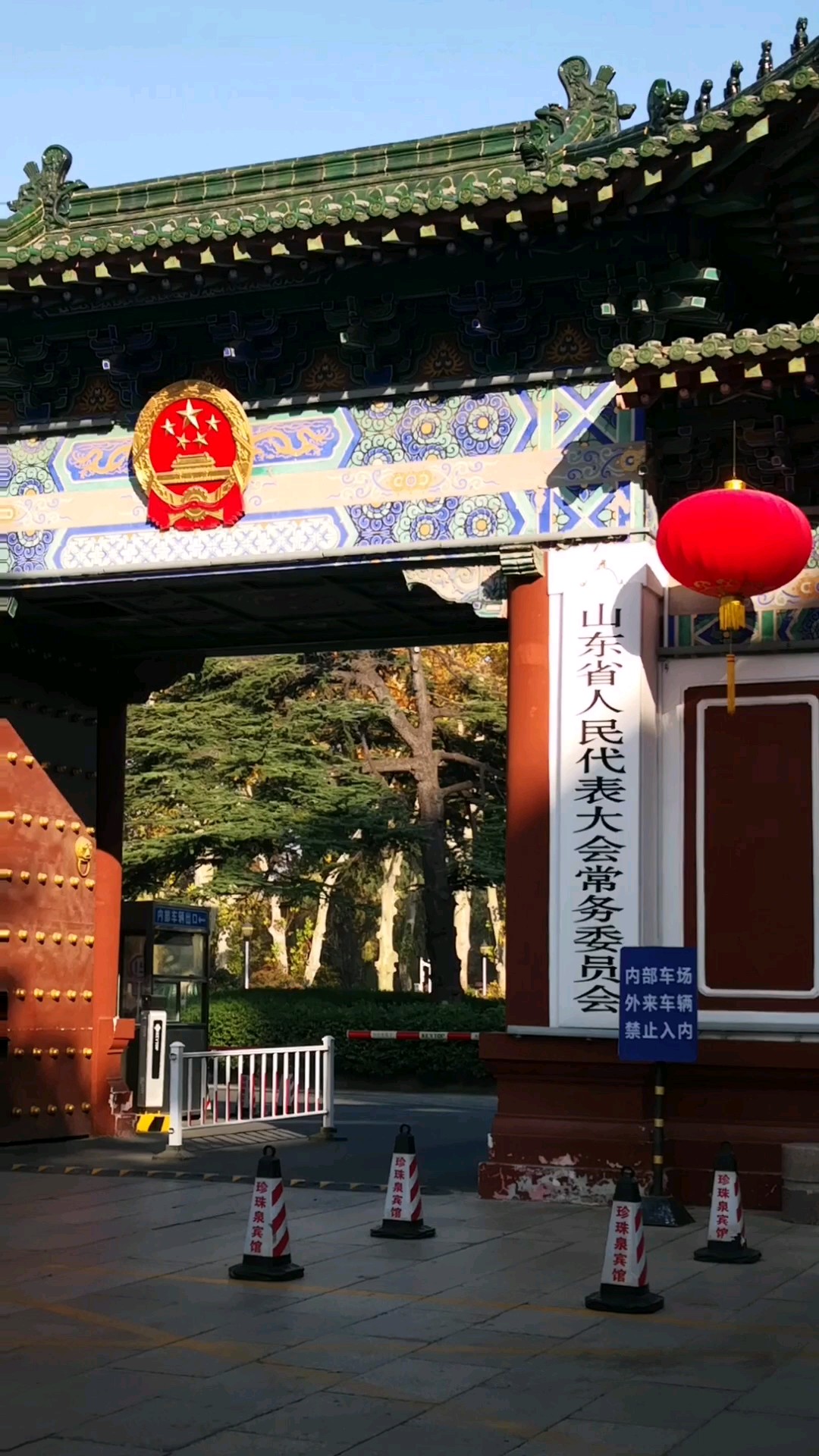 卓冠七十二，分汇大明湖，
几曲绕琼房，一泓映绮疏。/珍珠泉