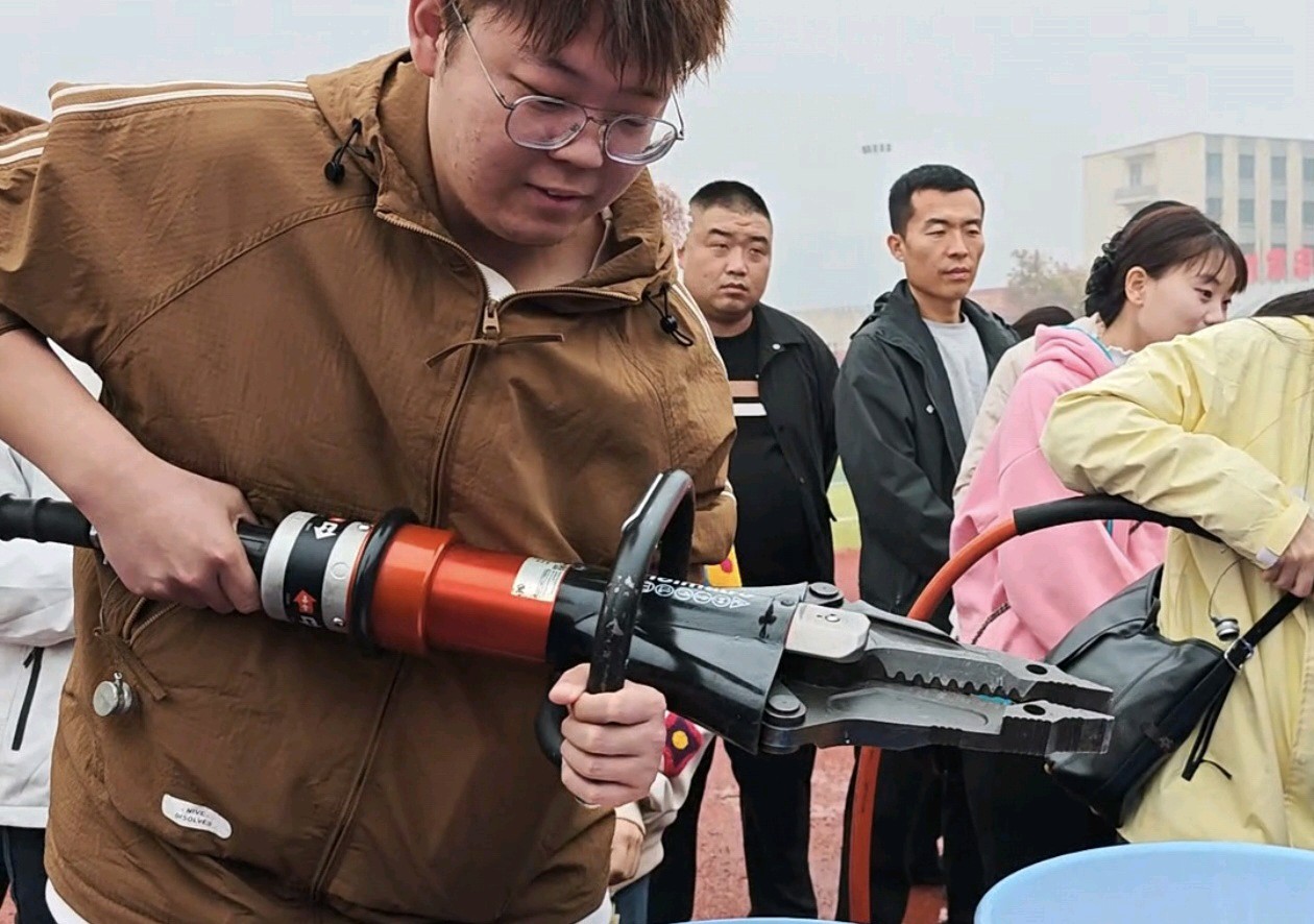 果然视频|山东消防队站开放日精彩不断，市民争相体验现场活动