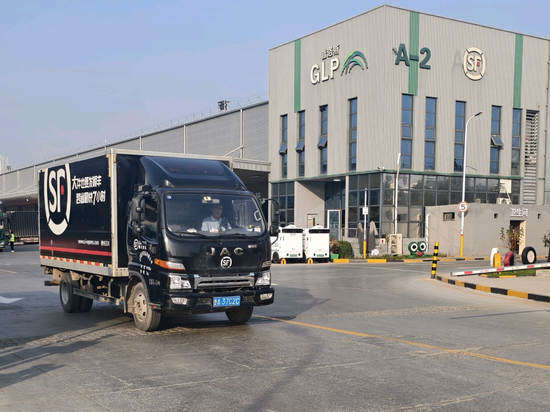 果然视频|应对“双十一”，济南这家转运中心启用“智能矩阵”