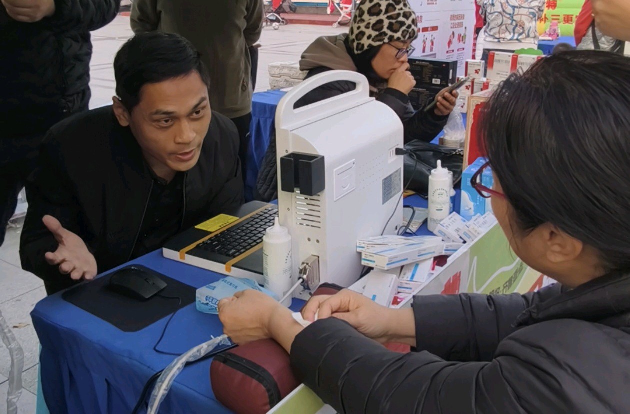 果然视频|免费做健康检测，市民点赞社区文化节公益服务