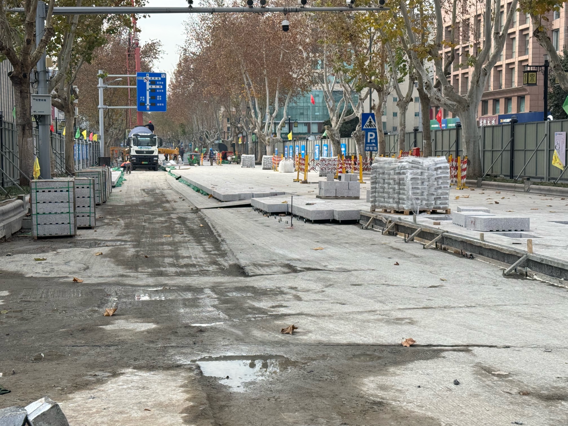 果然视频|泉城路首段改造“收尾倒计时”，大部分路面已铺设完成