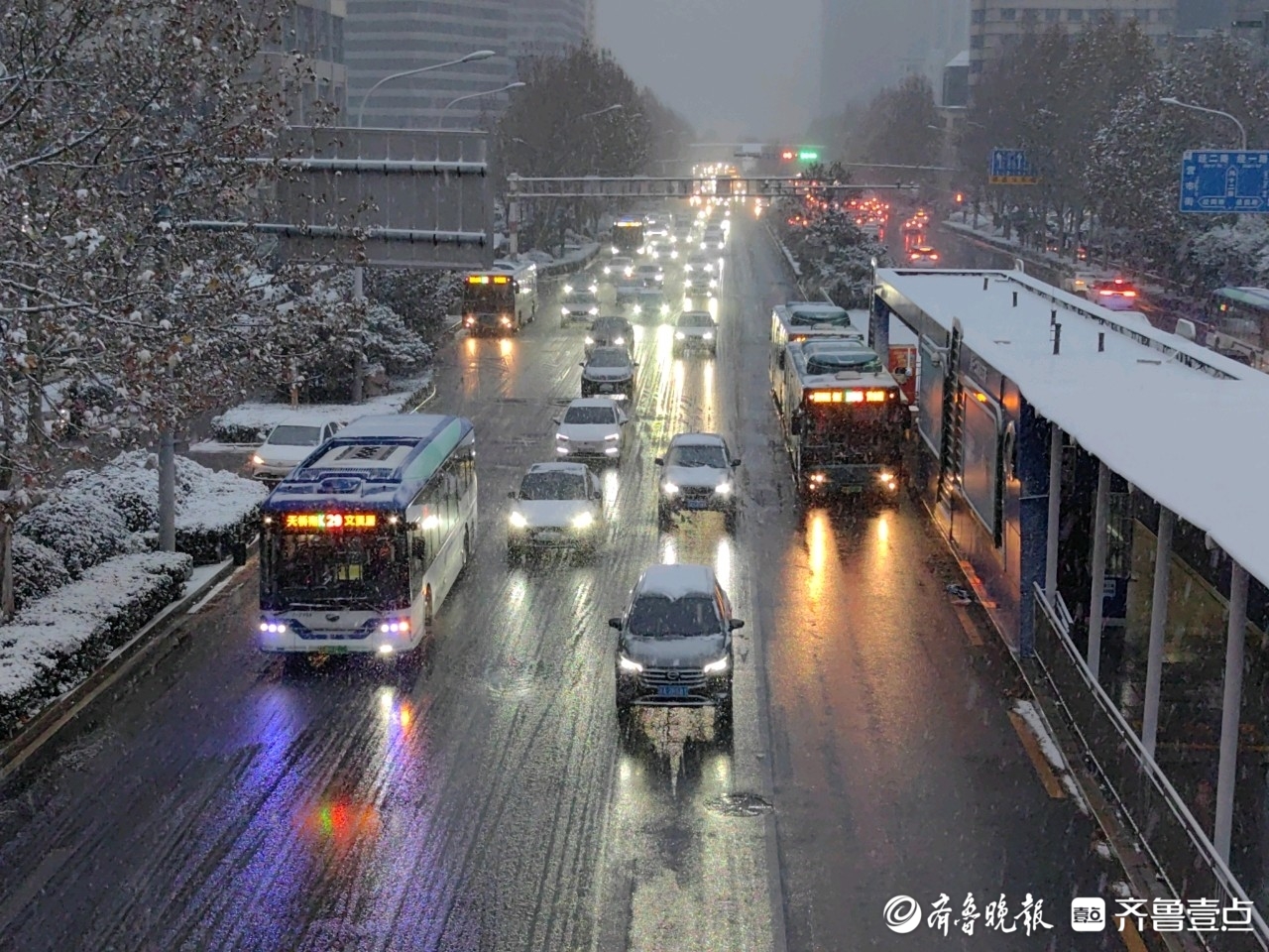 济南迎来今冬首场降雪，万余名公交职工在岗保运行