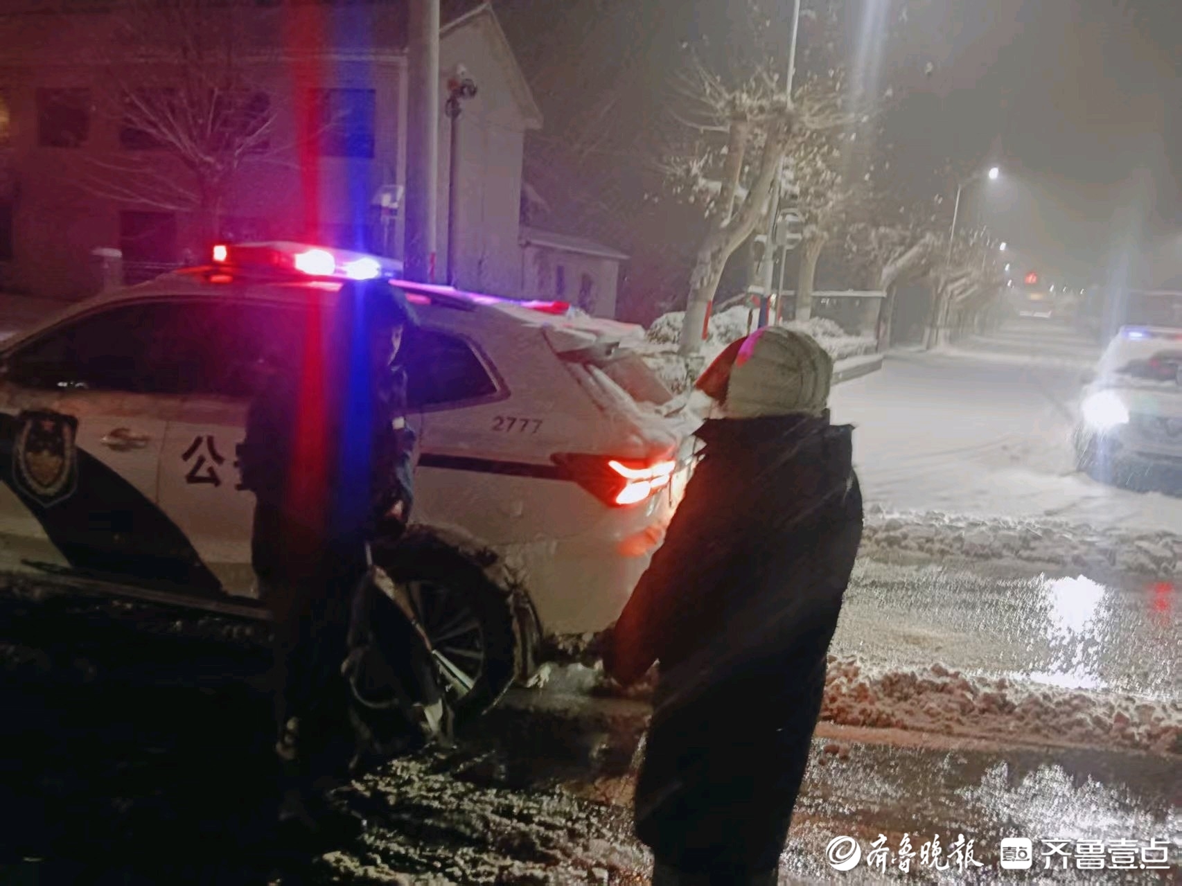 济南公安南山分局雪夜接连救助13名被困群众