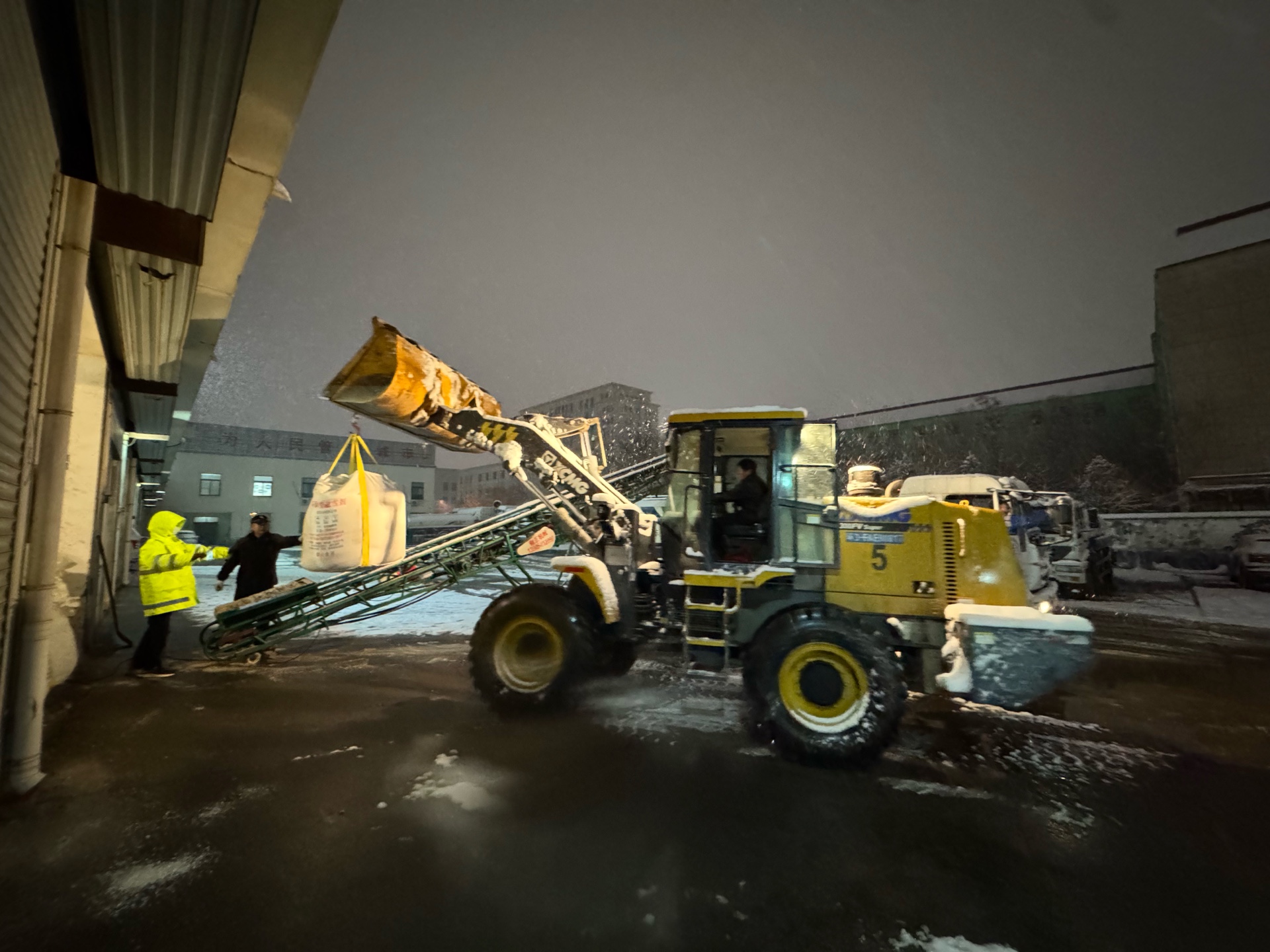 果然视频｜直击济南清雪除冰一线：人歇车不歇，轮番上阵迎风雪