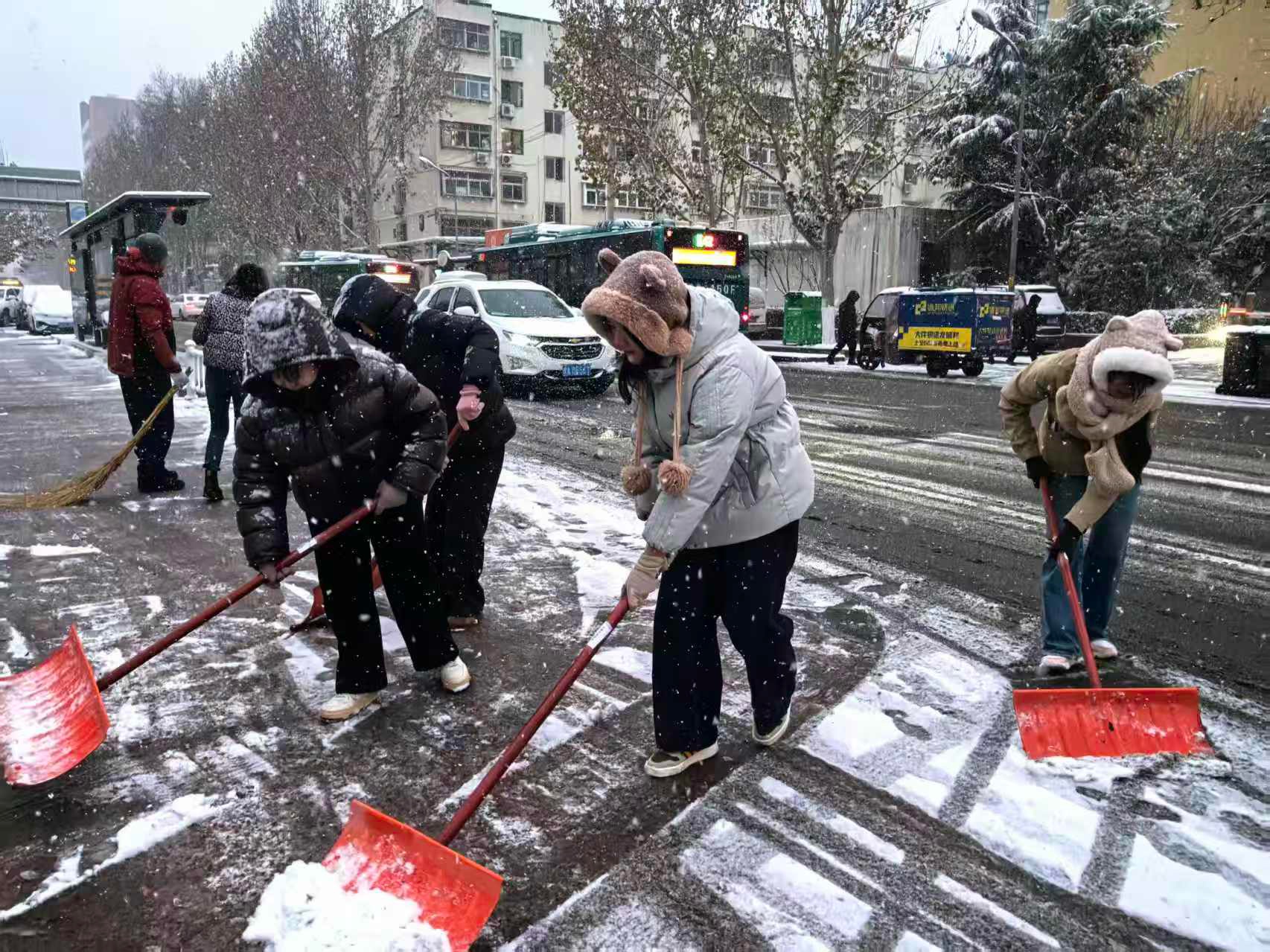果然视频|一夜雪无，济南市民早高峰出行基本畅通