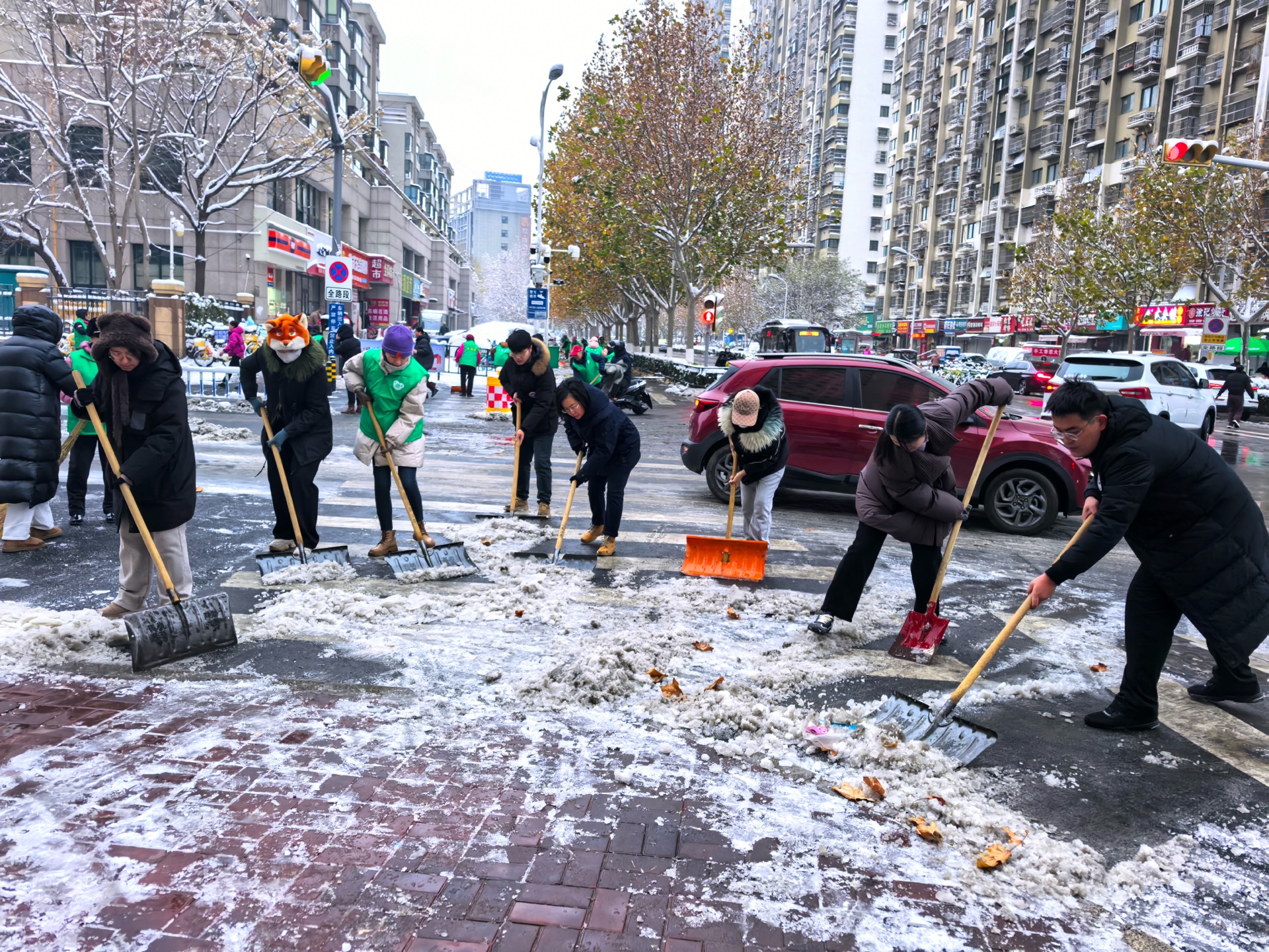 果然视频｜一场雪 一条心 济南一街道300多人自发清扫门前雪