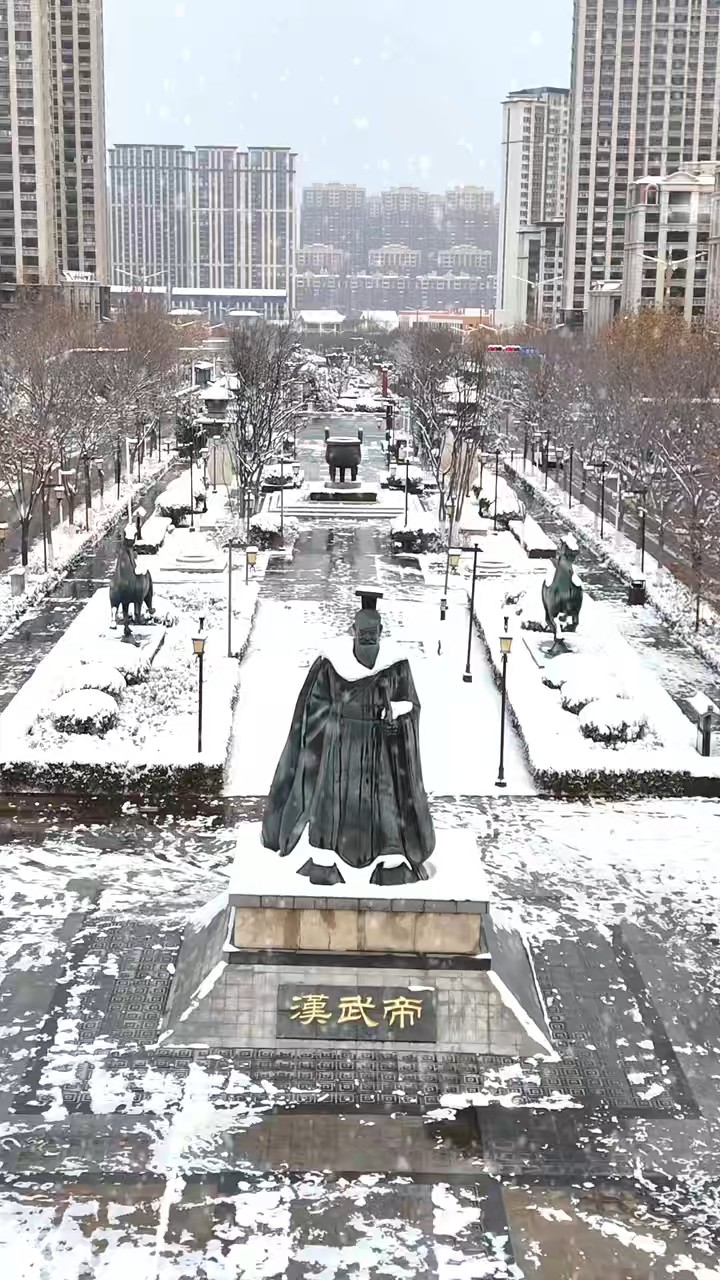 秀山东丨泰安:雪映青松凝玉色，霜铺石径染云纹/张捷