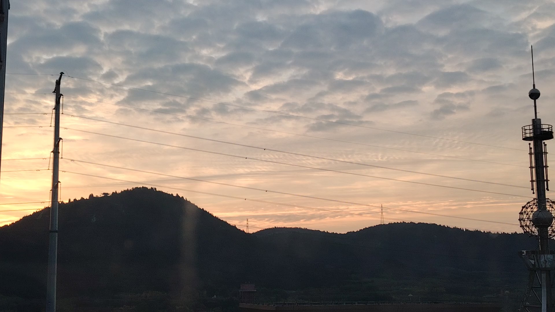 夕阳西下，霞光红艳。