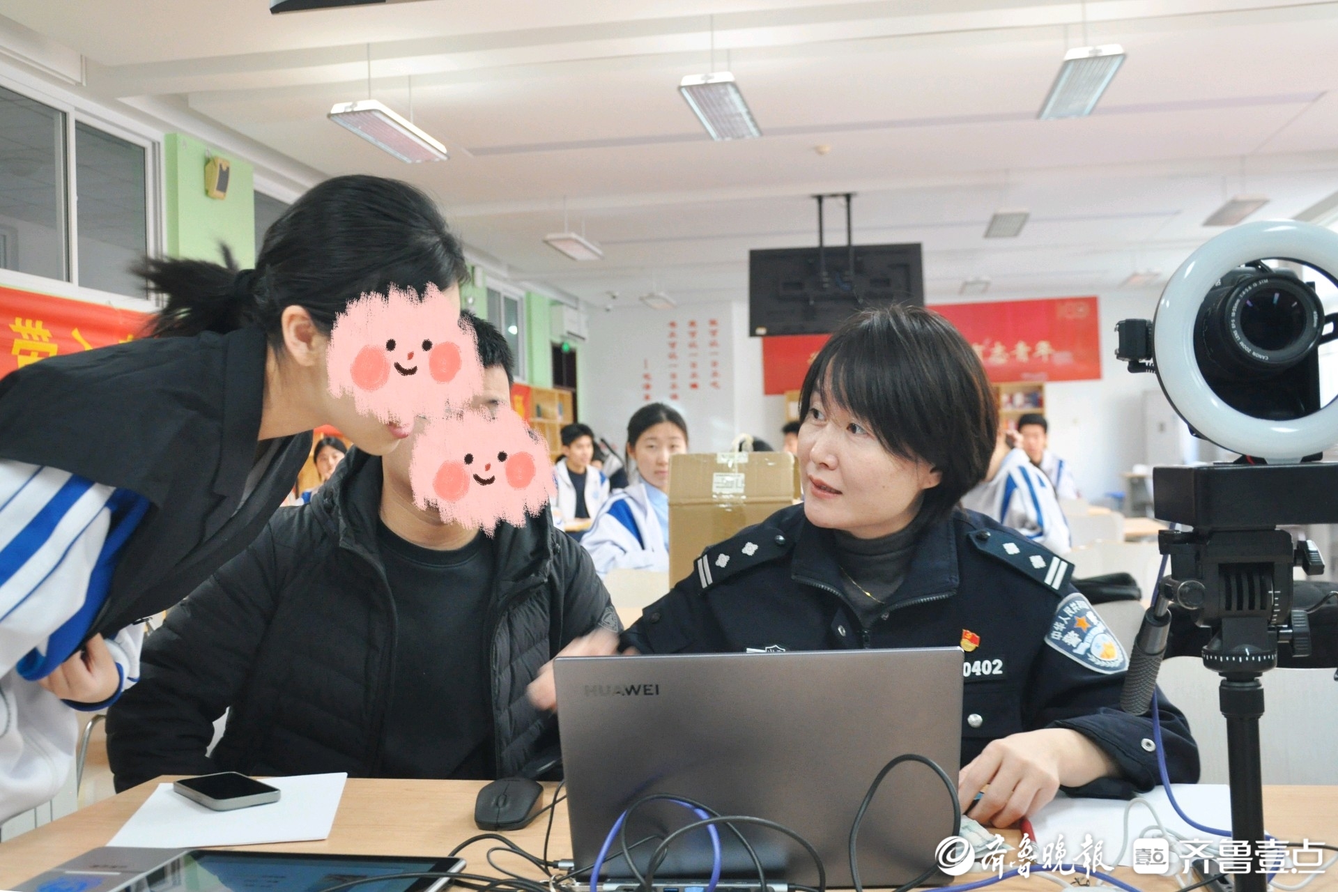 学生省心 学校点赞，历下公安为学生集中办理身份证