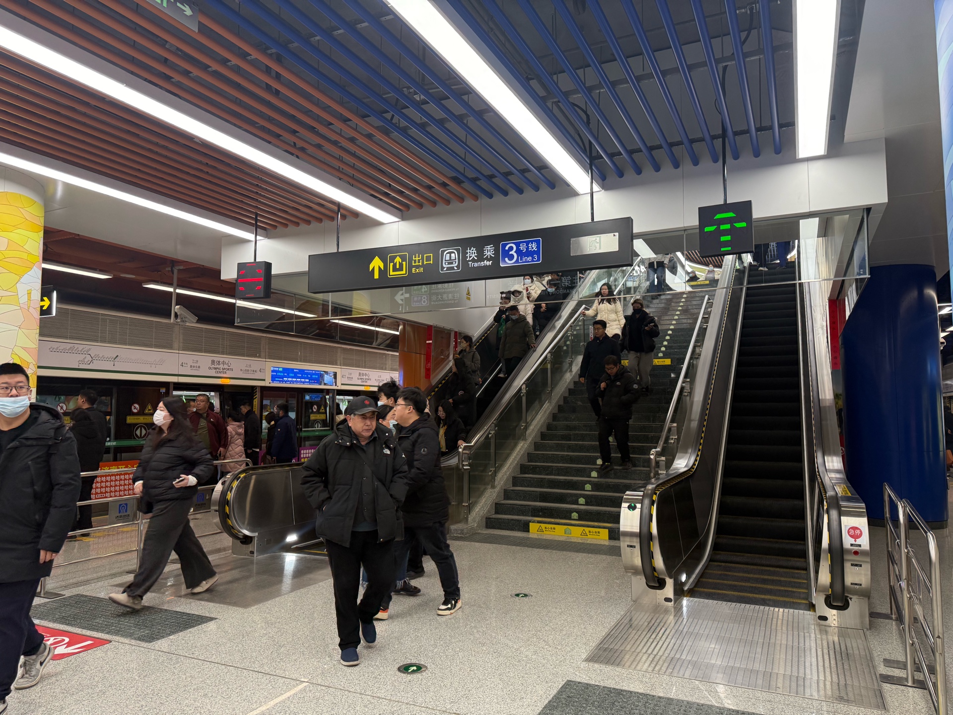 果然视频｜济南地铁4号线首个工作日早高峰，车站增员保障运营