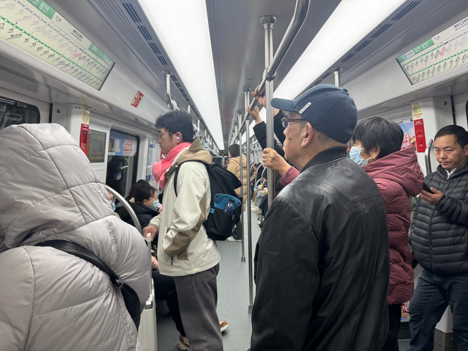 果然视频|济南地铁8号线开通后首个工作日，不少市民坐地铁通勤