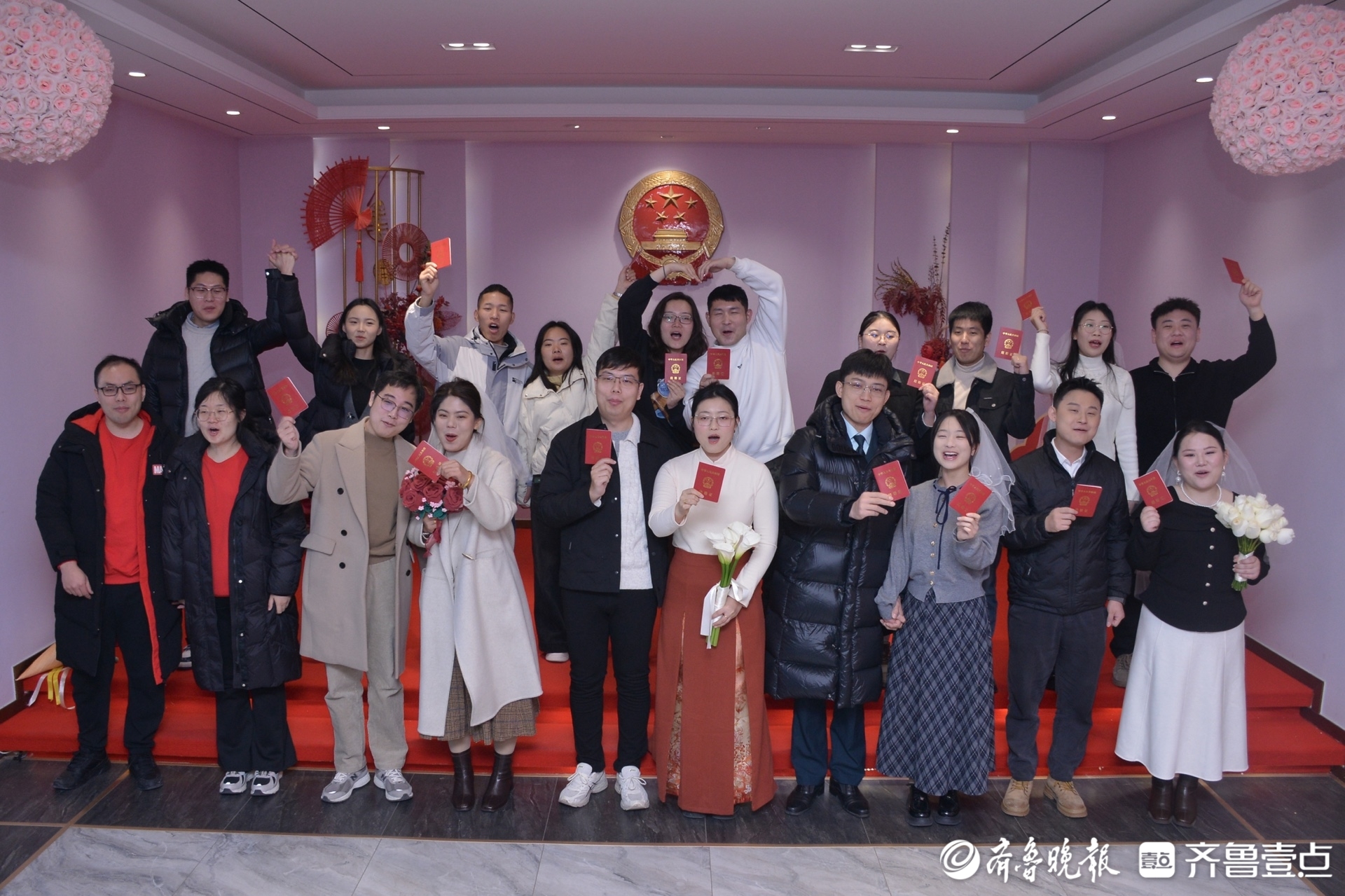 济南市中区民政局婚姻登记处举办2026年元旦集体颁证活动