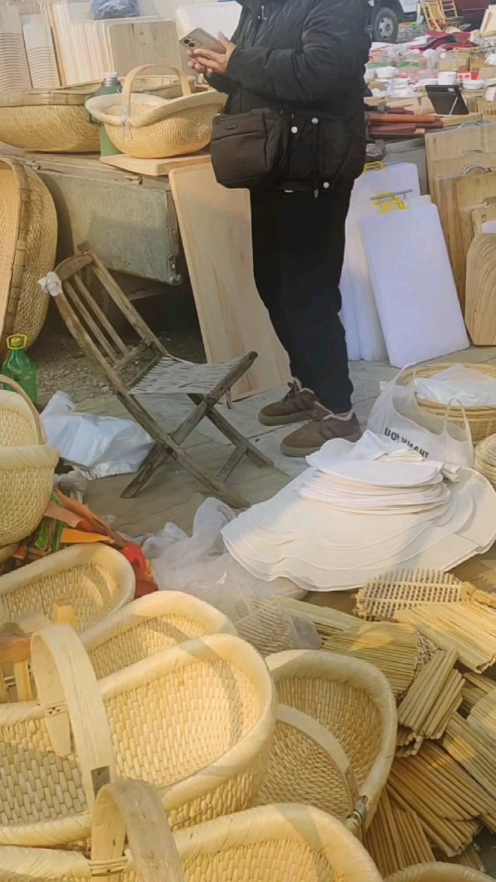 农村大集上让人怀旧而又实用的日用生活用品